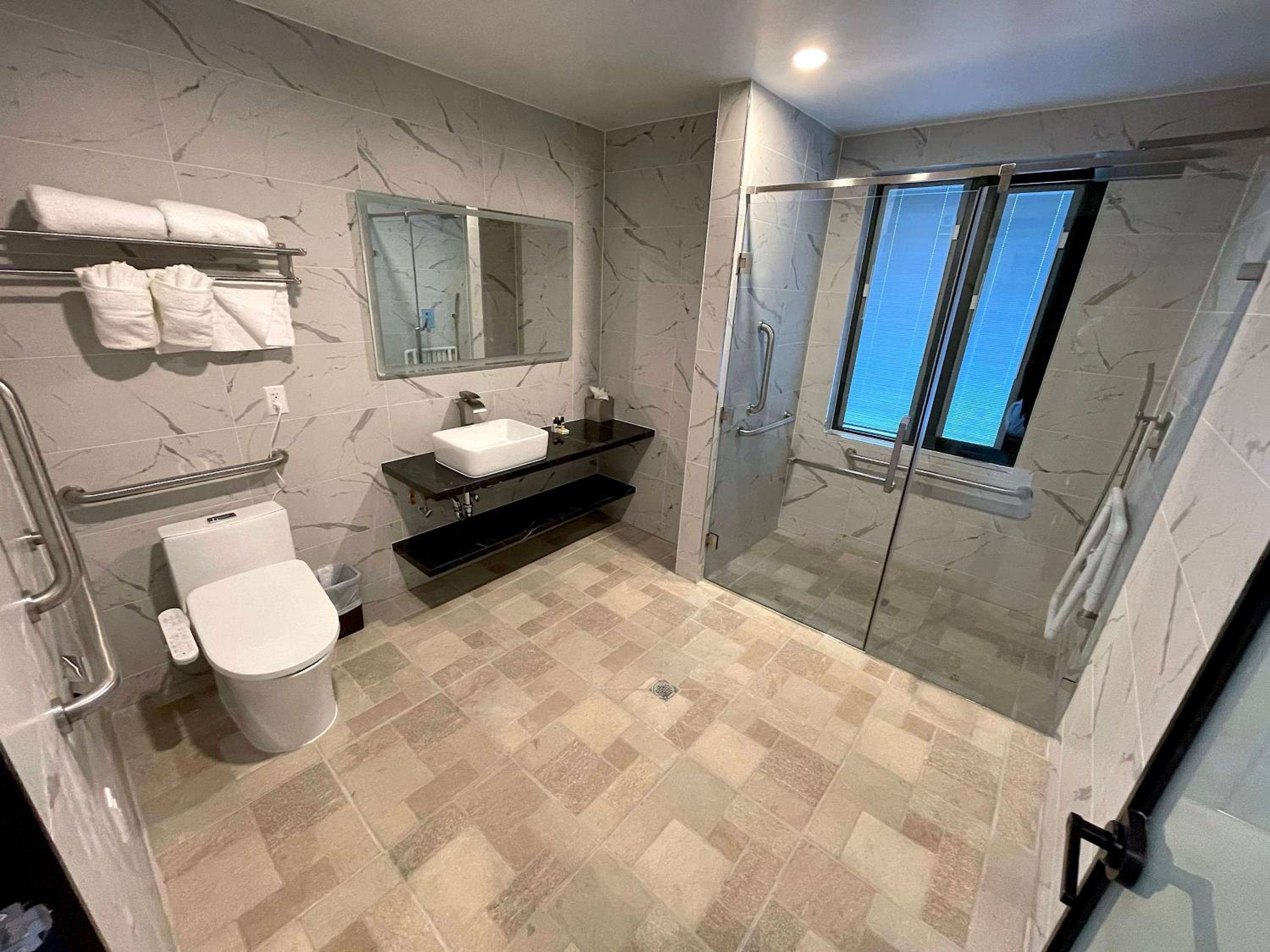 King Room - Disability Access - Photo 3