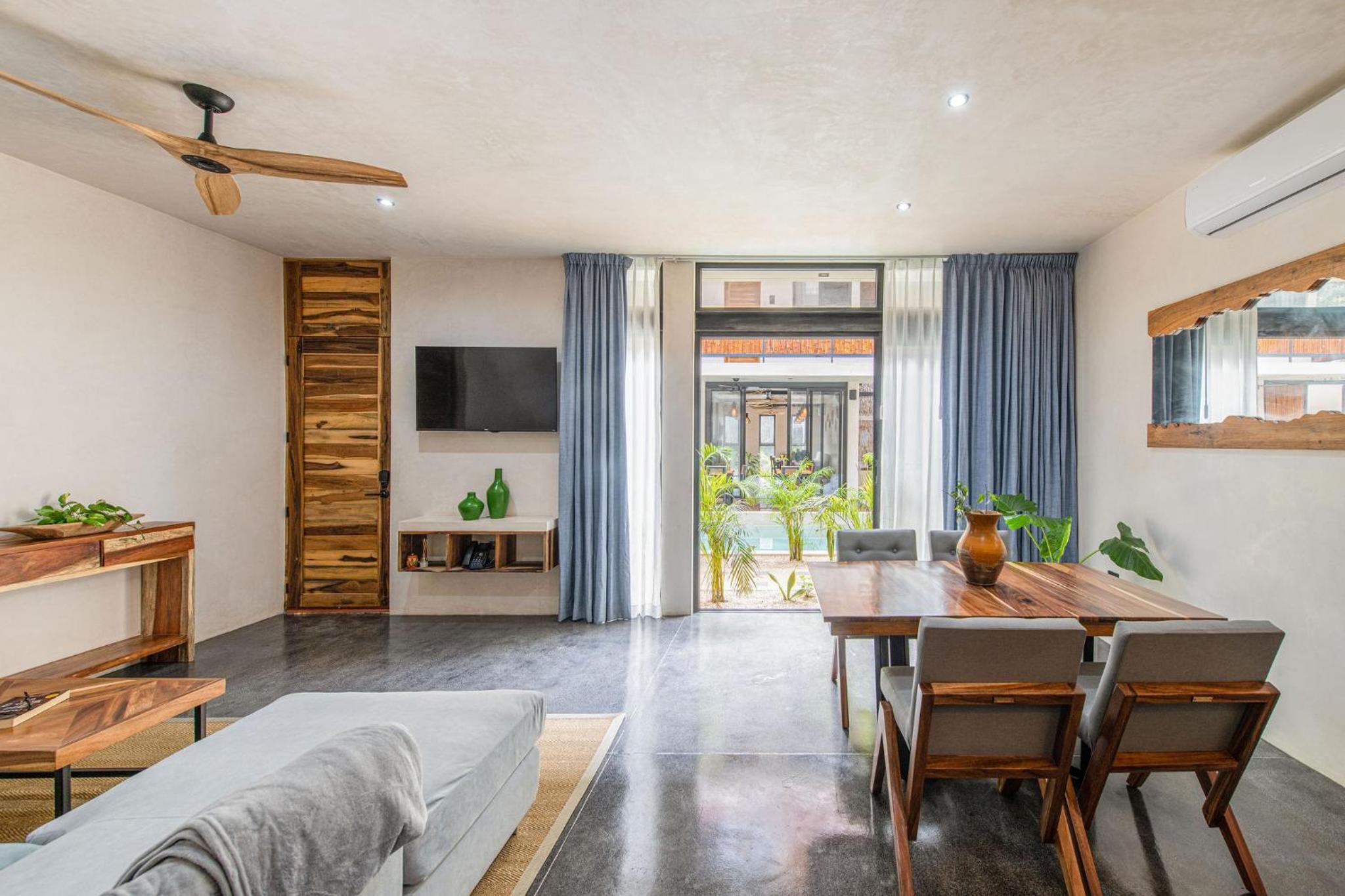 Apartment with Pool View