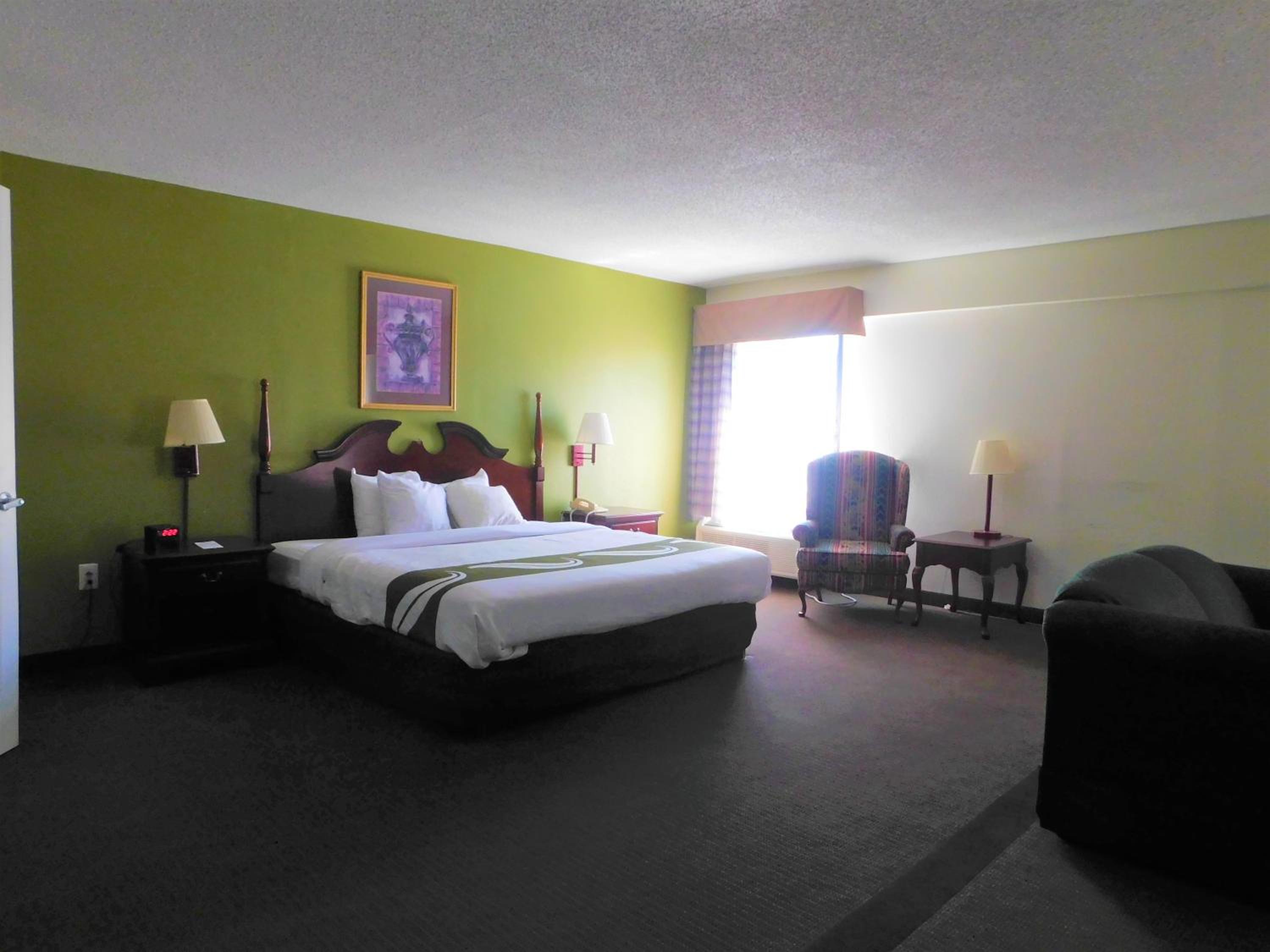 King Suite with Sofa-Bed - Non-Smoking - Photo 5