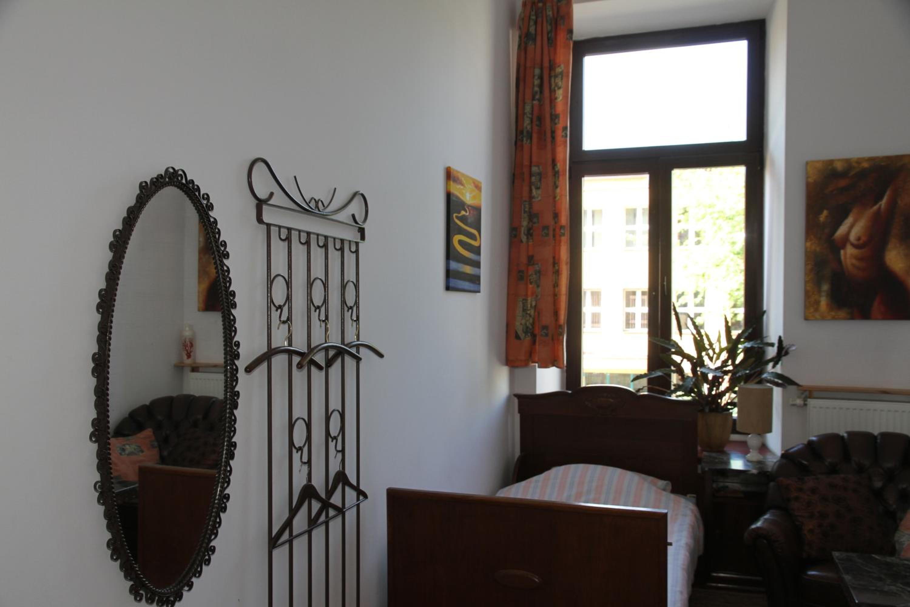 Budget Twin Room with Private External Bathroom photo 3