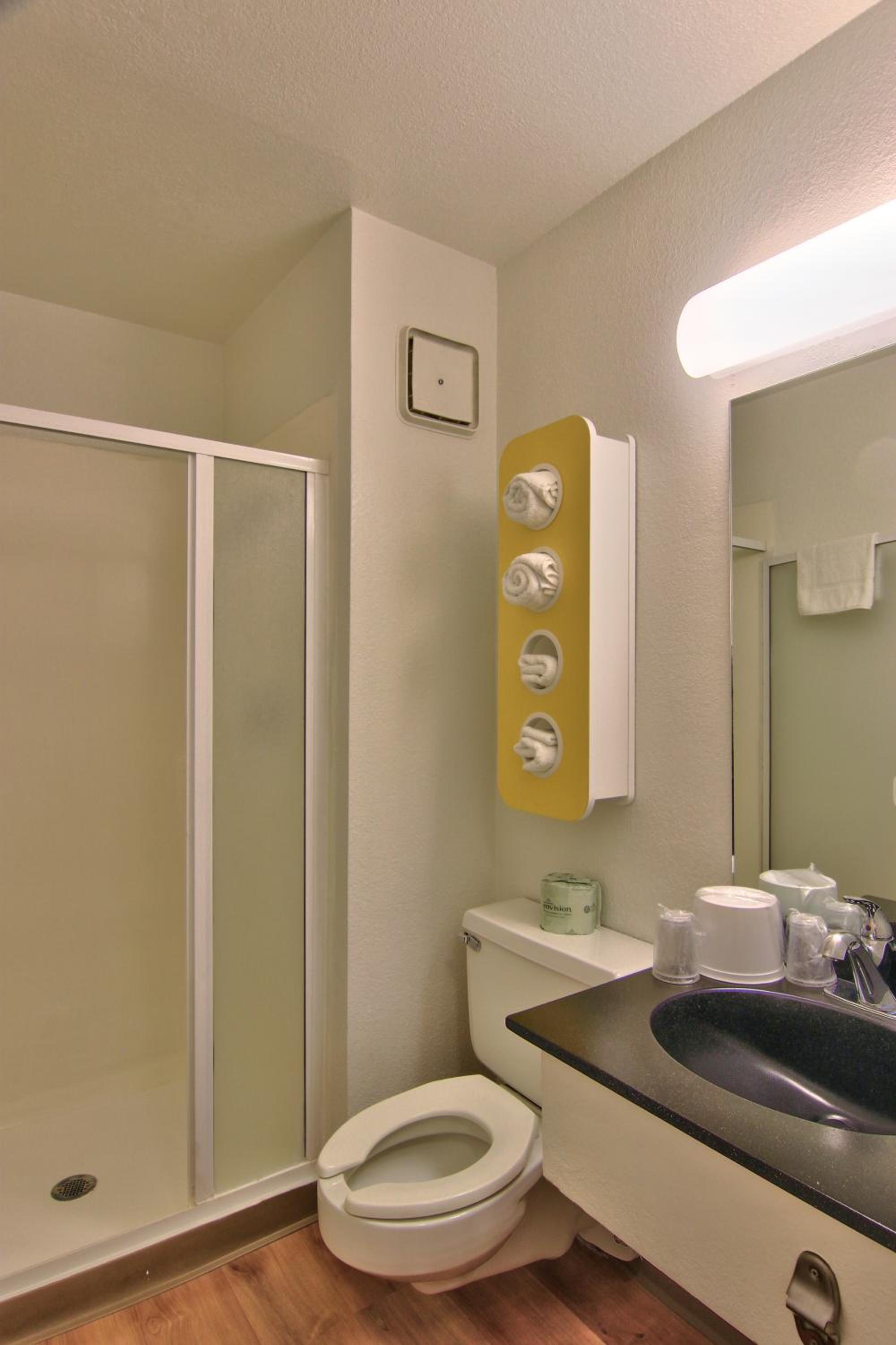 Queen Room photo 2