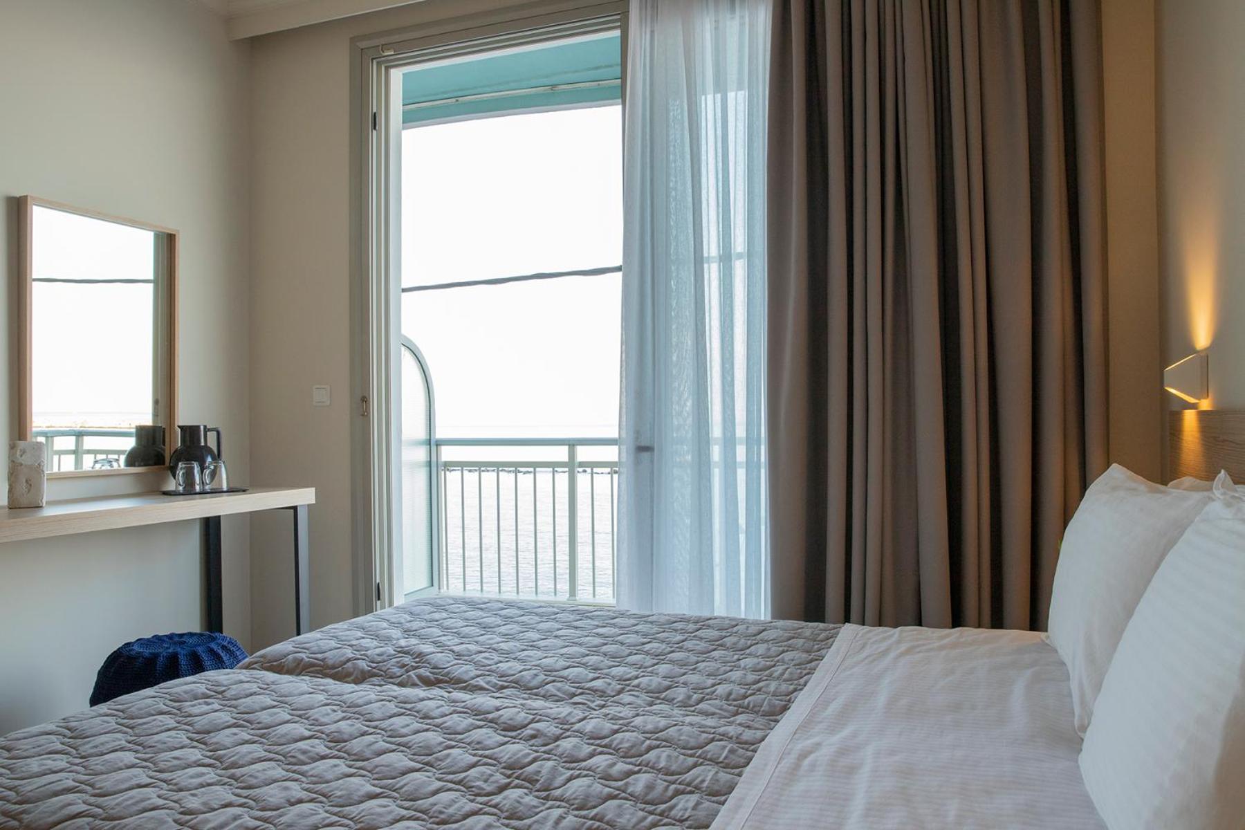 Deluxe Double Room with Sea View - Photo 14