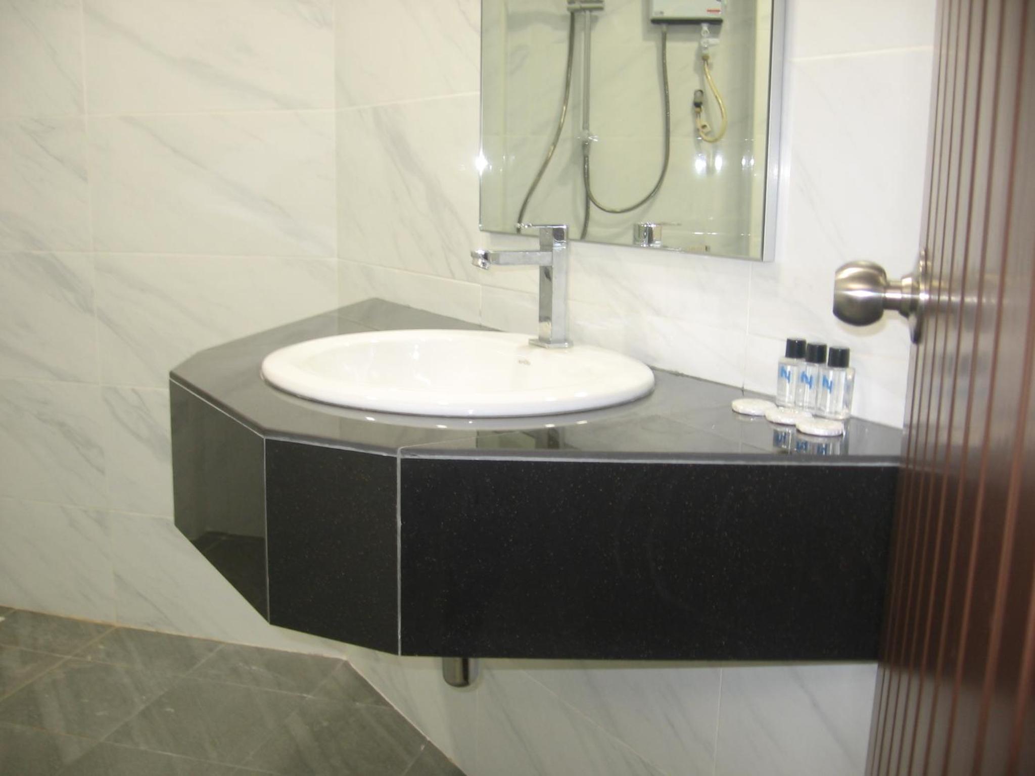 Standard King Room - Photo 4