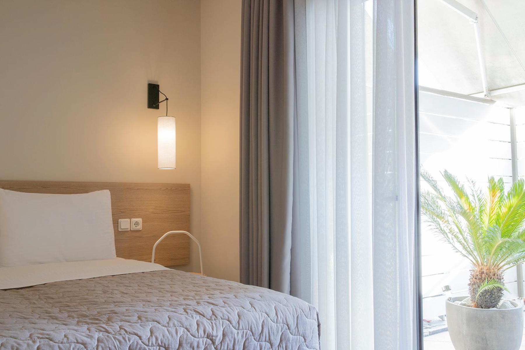 Double Room with Garden View - Photo 9