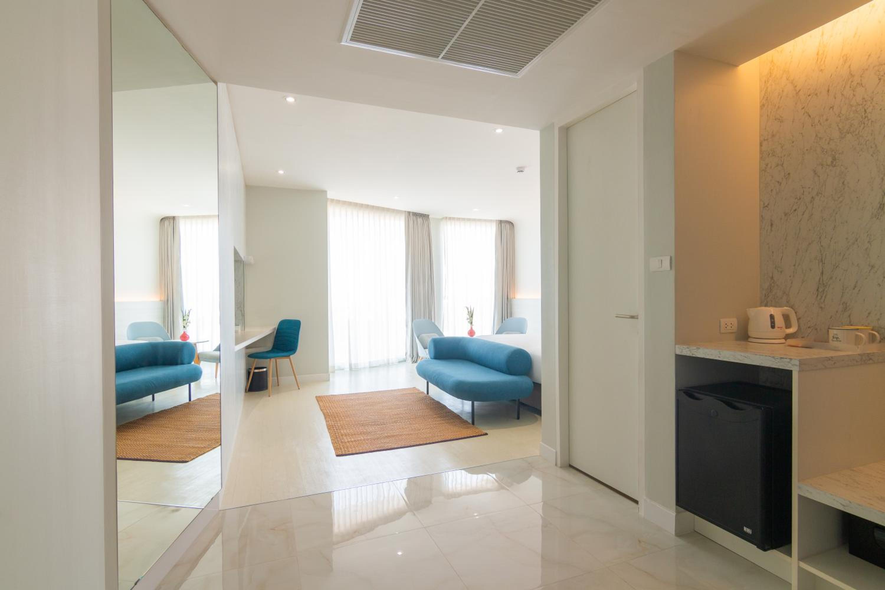 Suite with City View - Photo 12