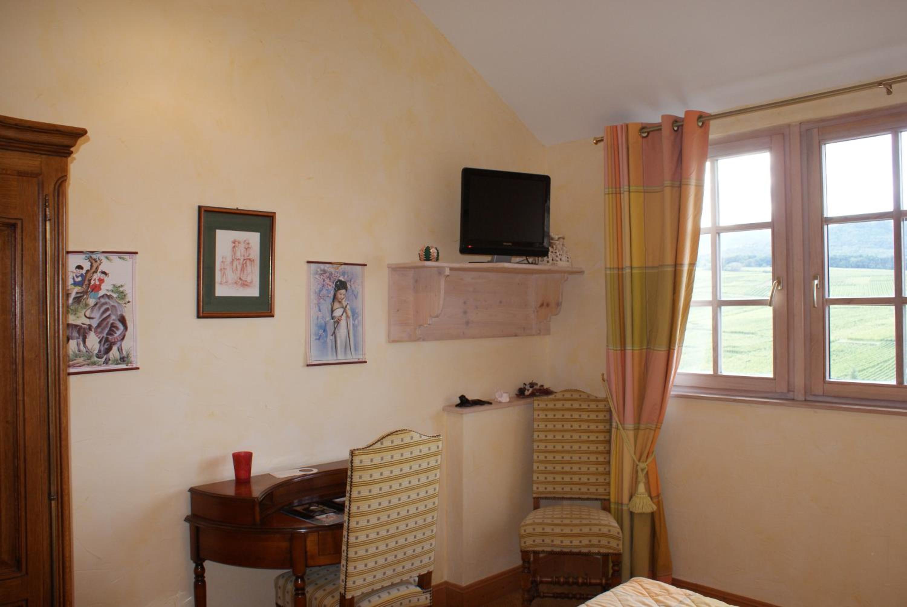 Suite - Photo 32