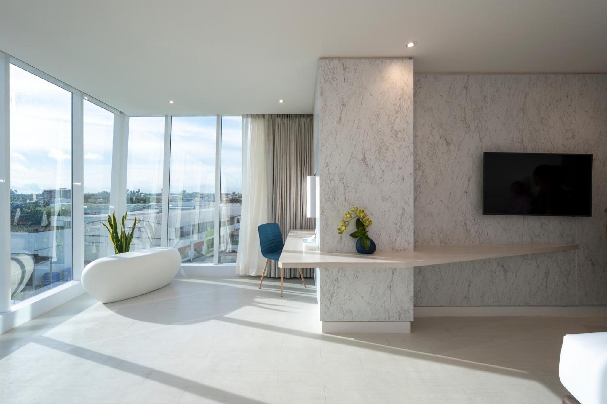 Suite - Photo 3