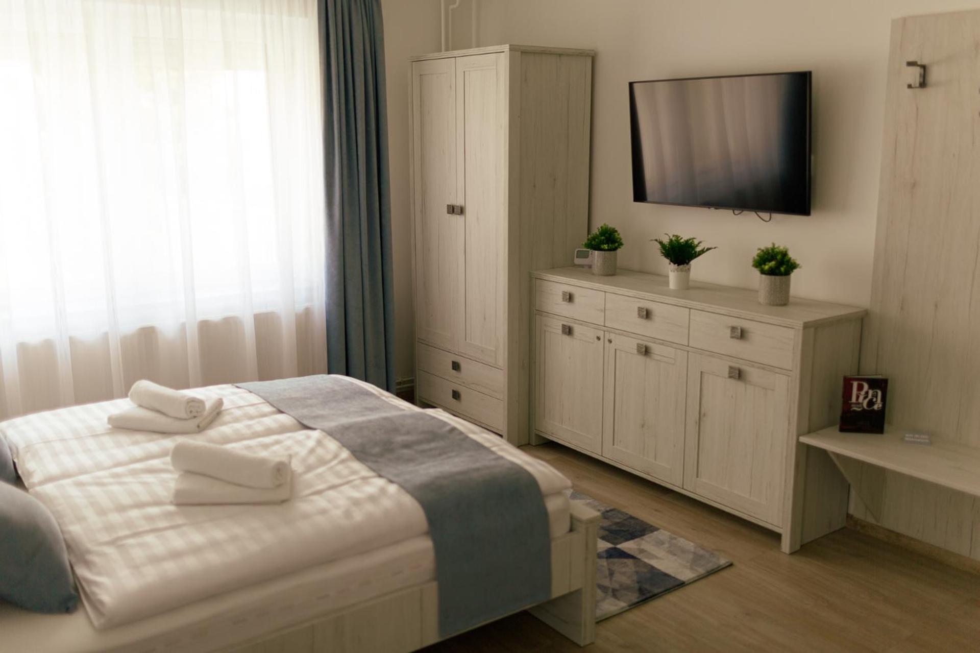 Deluxe Double Room with Shower - Photo 5