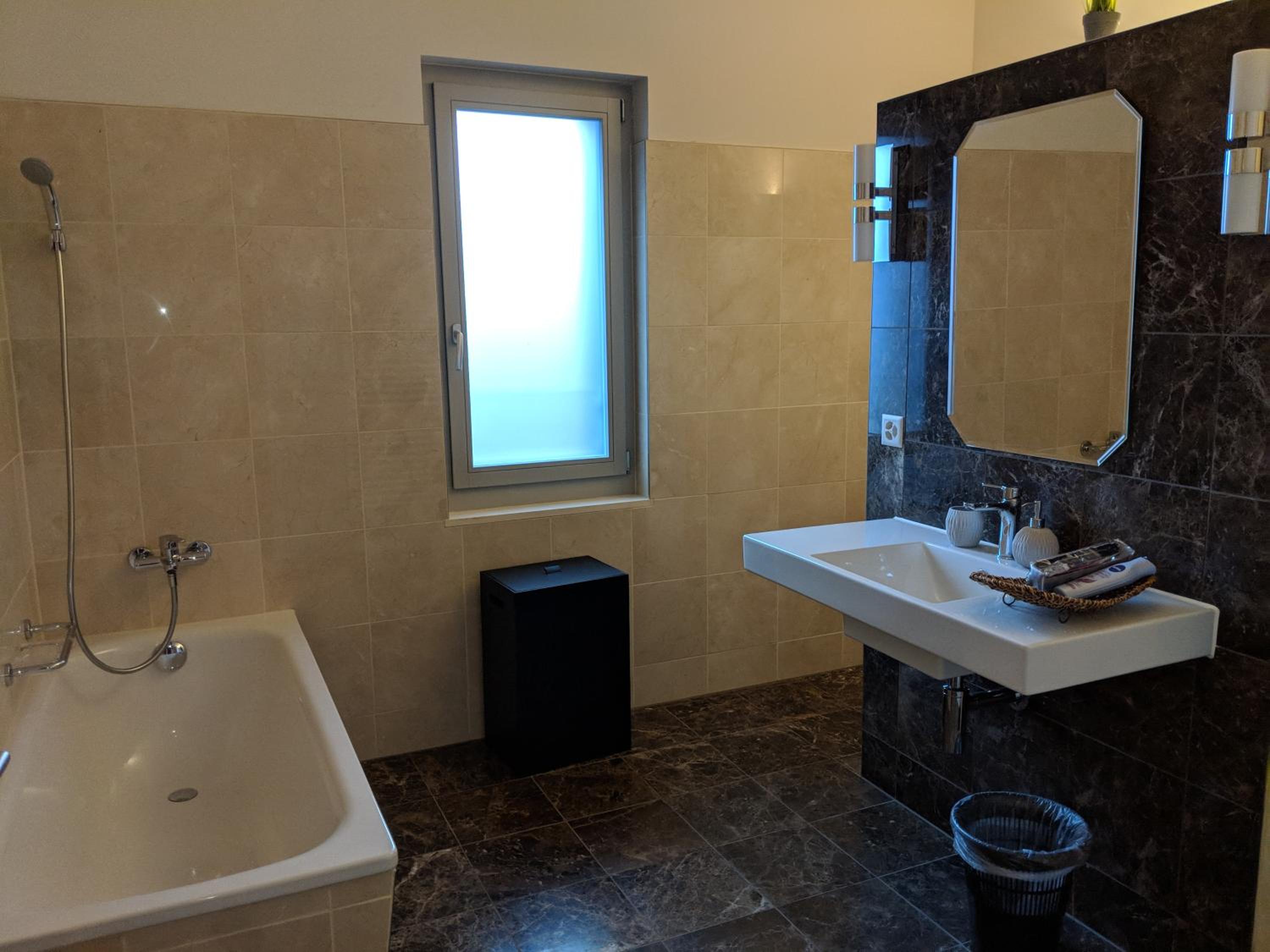 Deluxe King Room - Photo 8