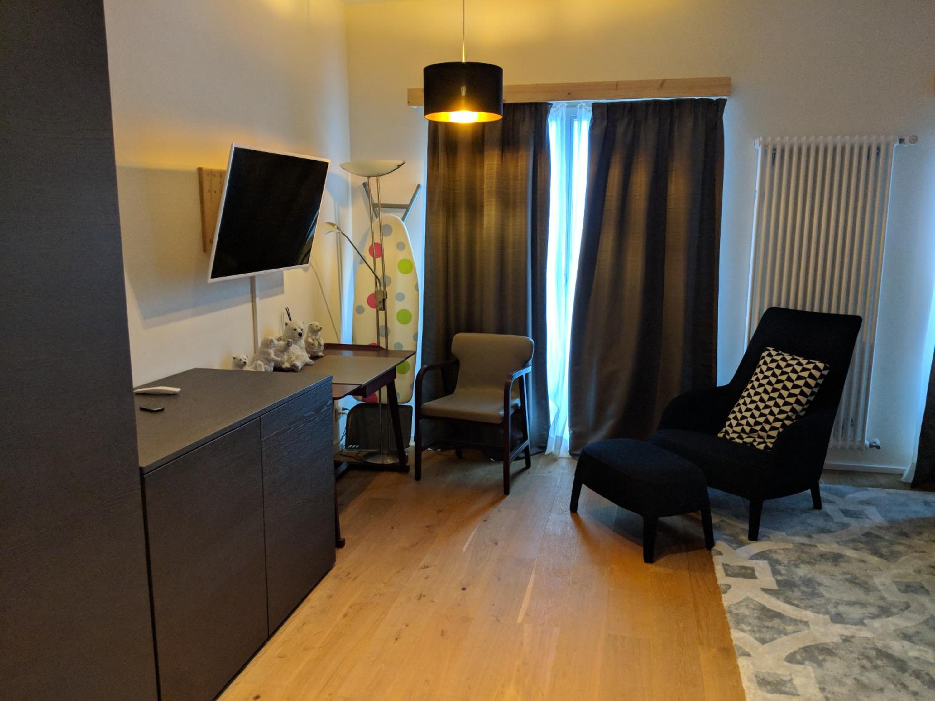 Deluxe King Room - Photo 10