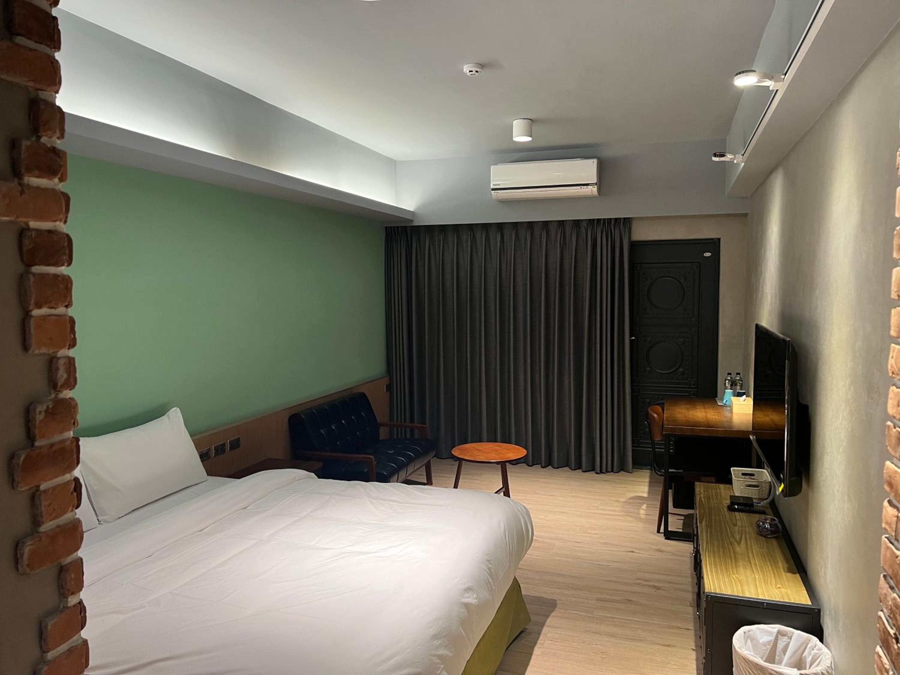 Double Room with Balcony - Photo 3