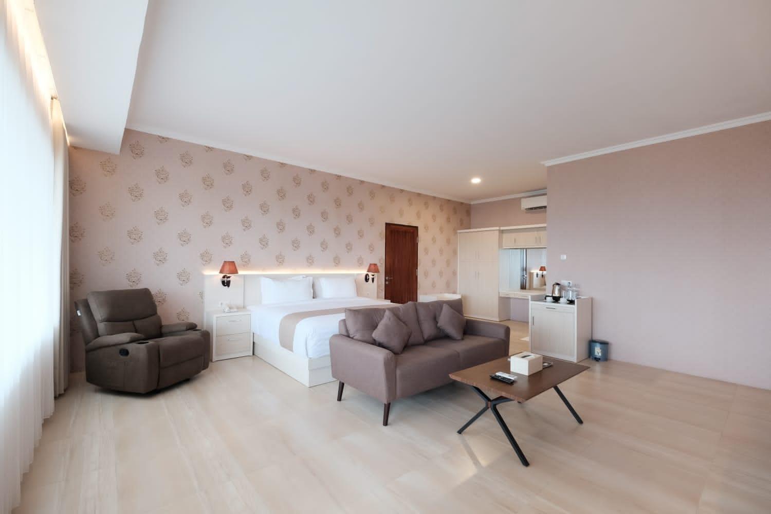 Deluxe King Room - Photo 1