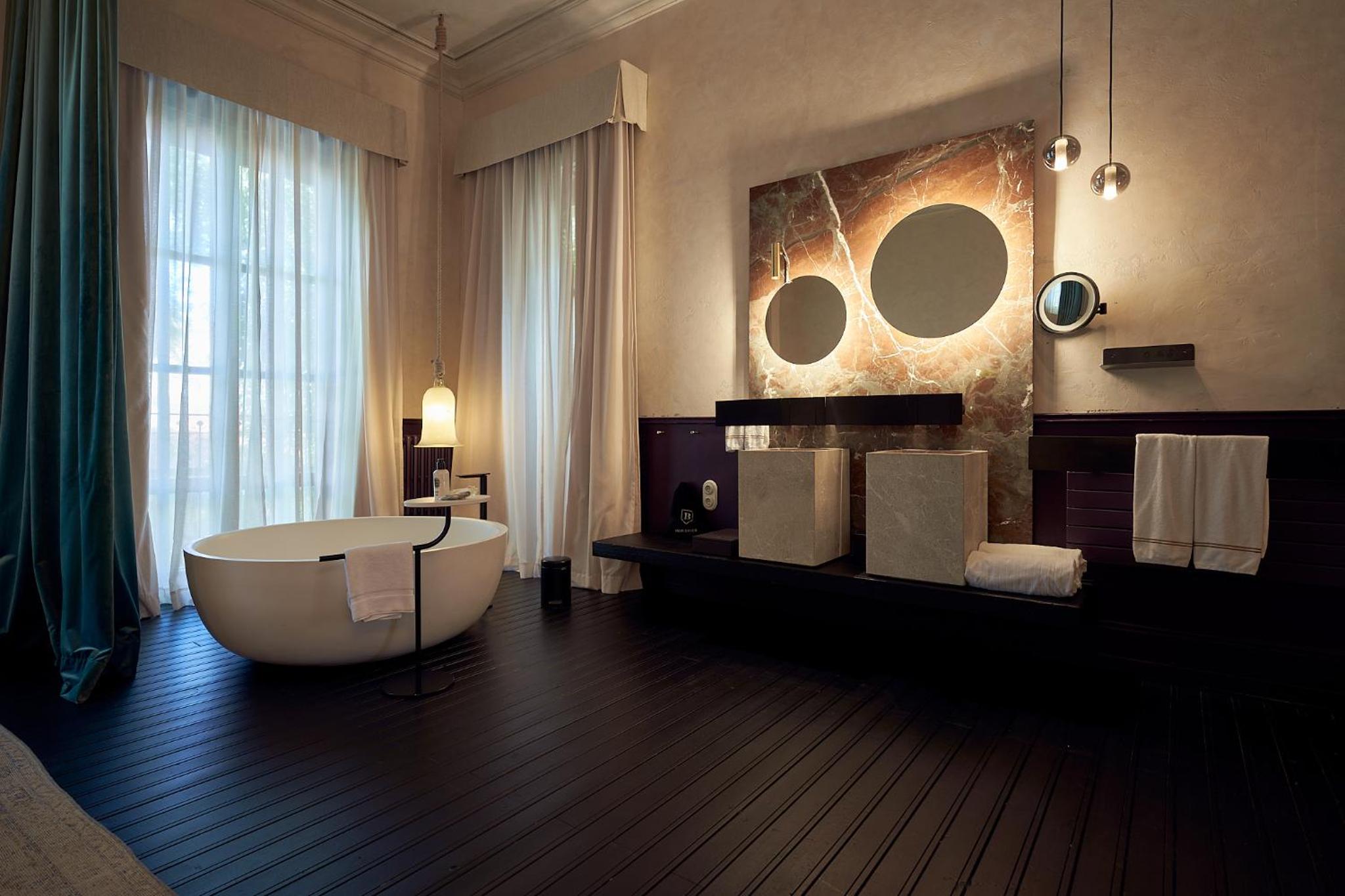Premium Suite thumbnail 5