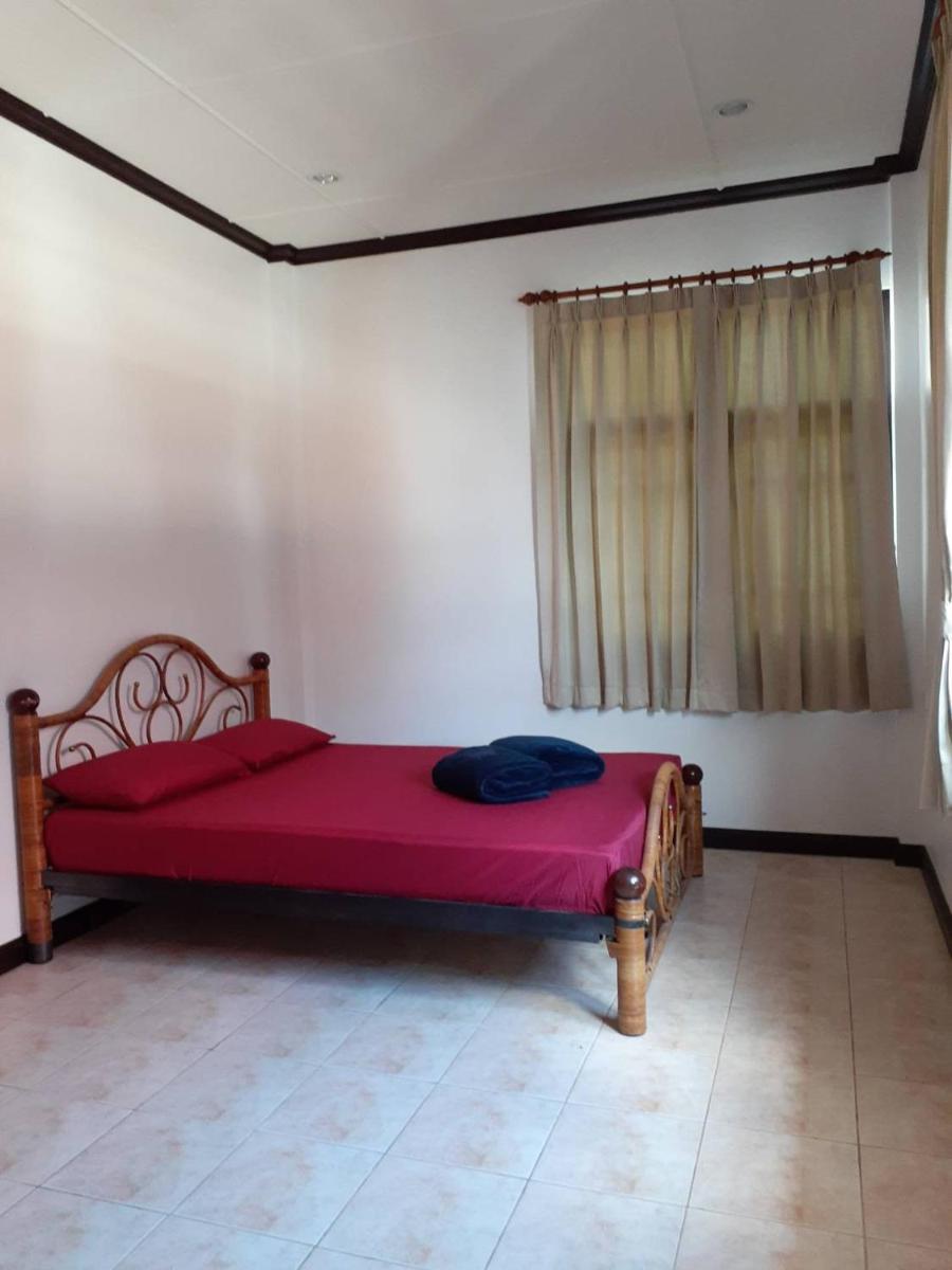 Three-Bedroom House - Photo 2