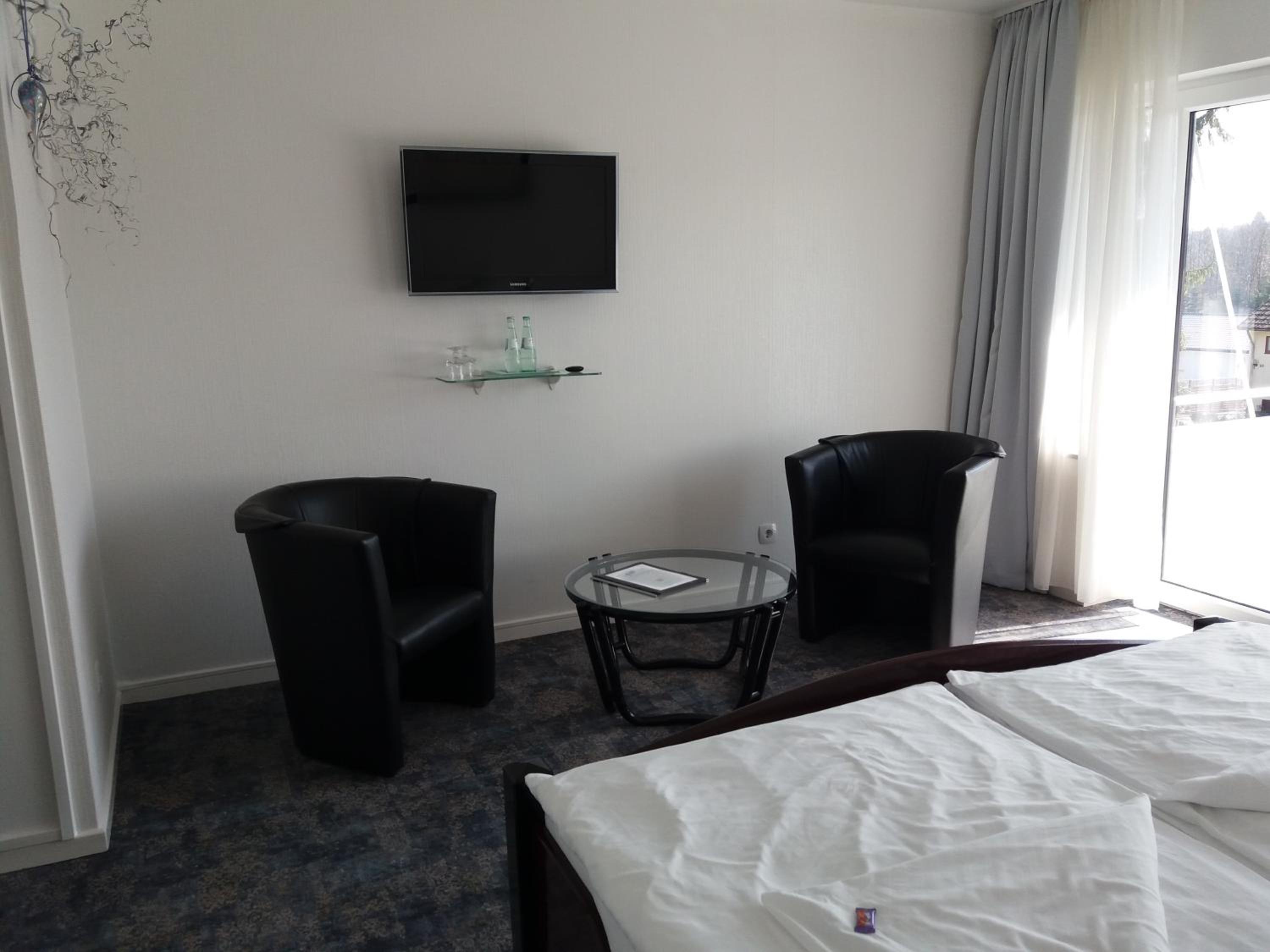 Double Room with Balcony - Photo 10