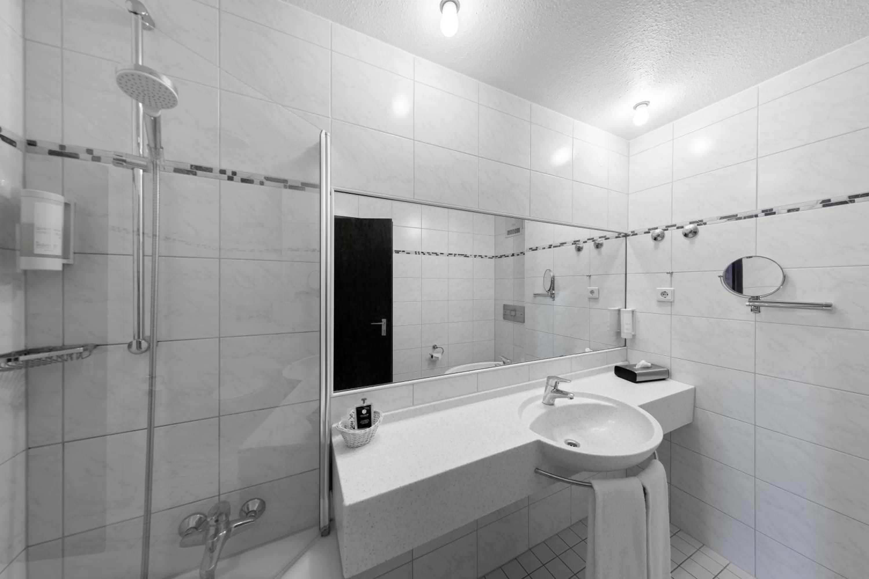 Standard Double Room - Photo 18