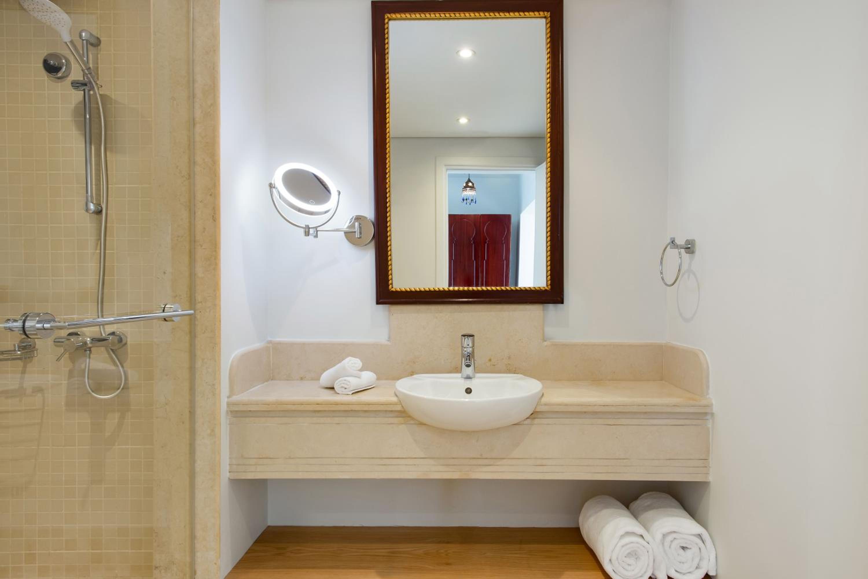 Junior Suite - Pool View - Photo 10