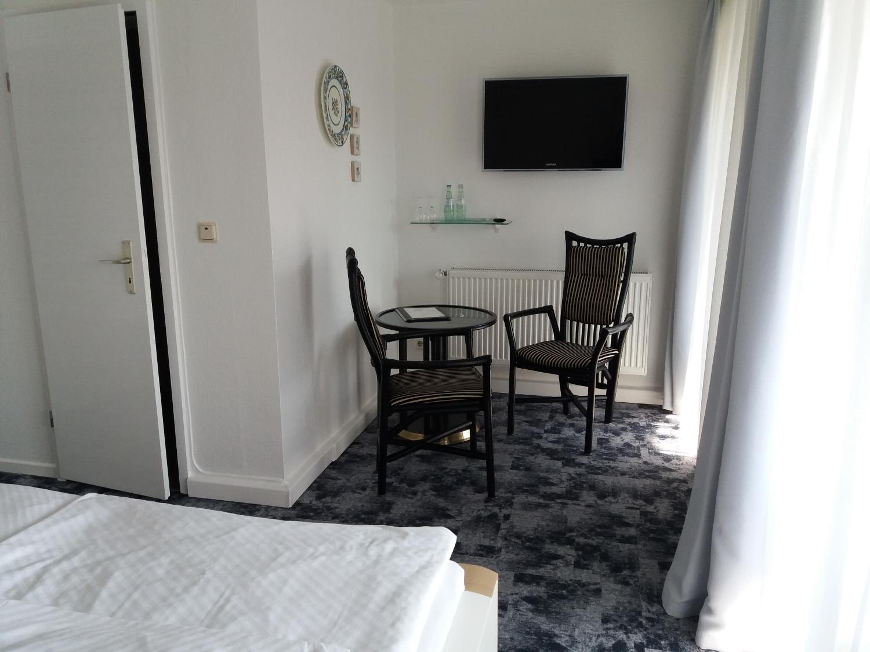 Double Room with Balcony - Photo 3