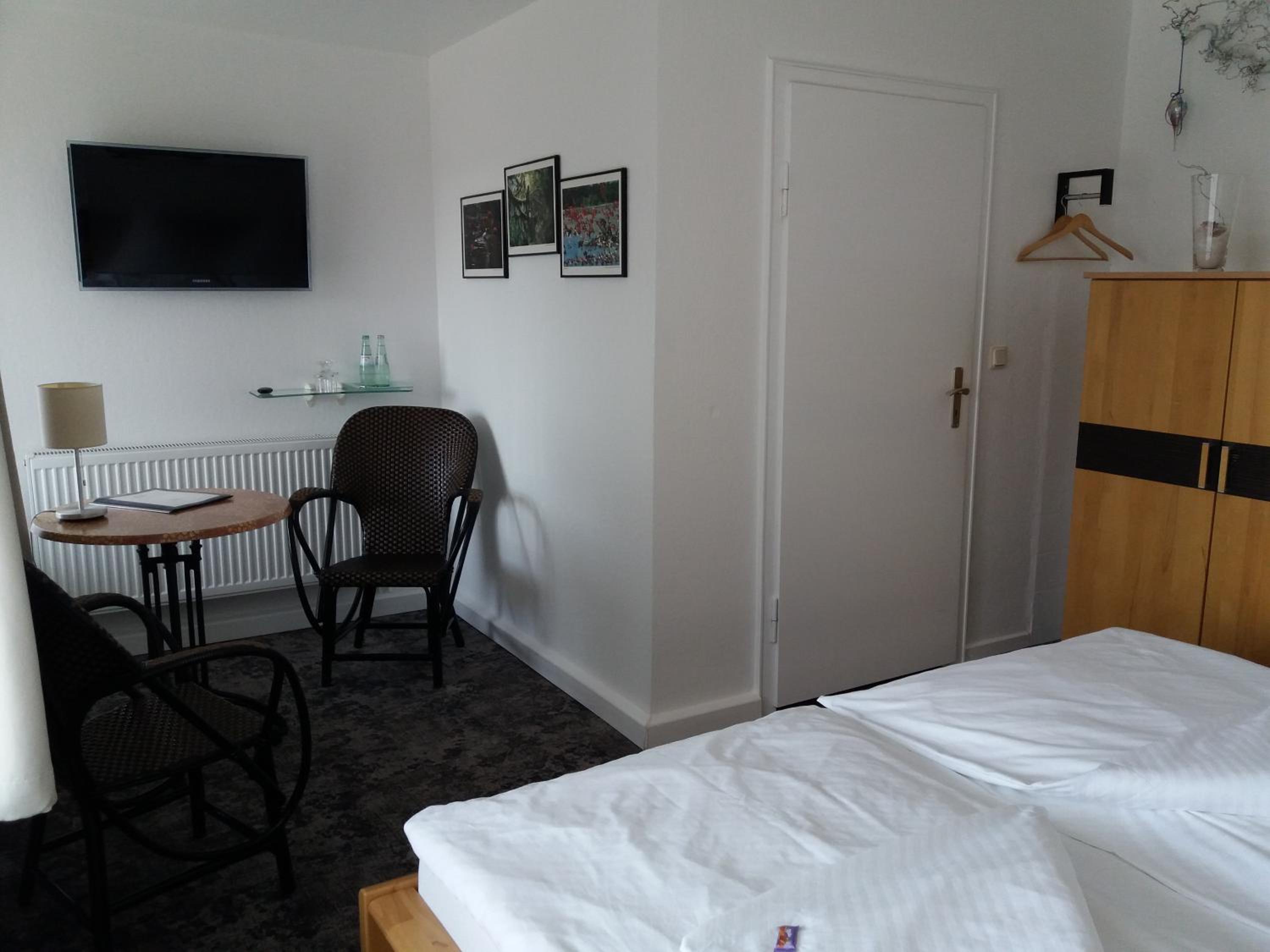 Double Room with Balcony - Photo 11