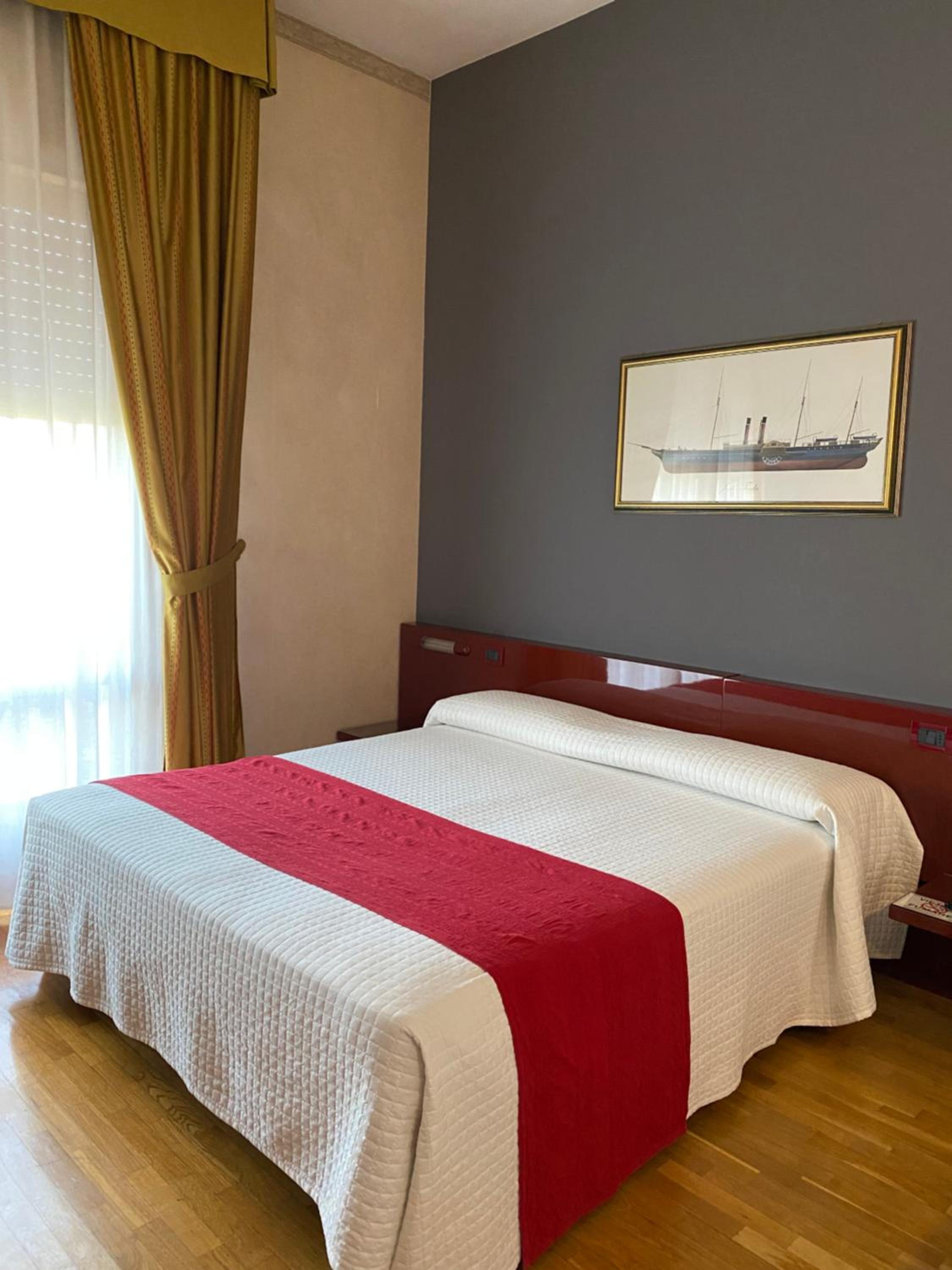King Room with Roll-In Shower - Disability Access