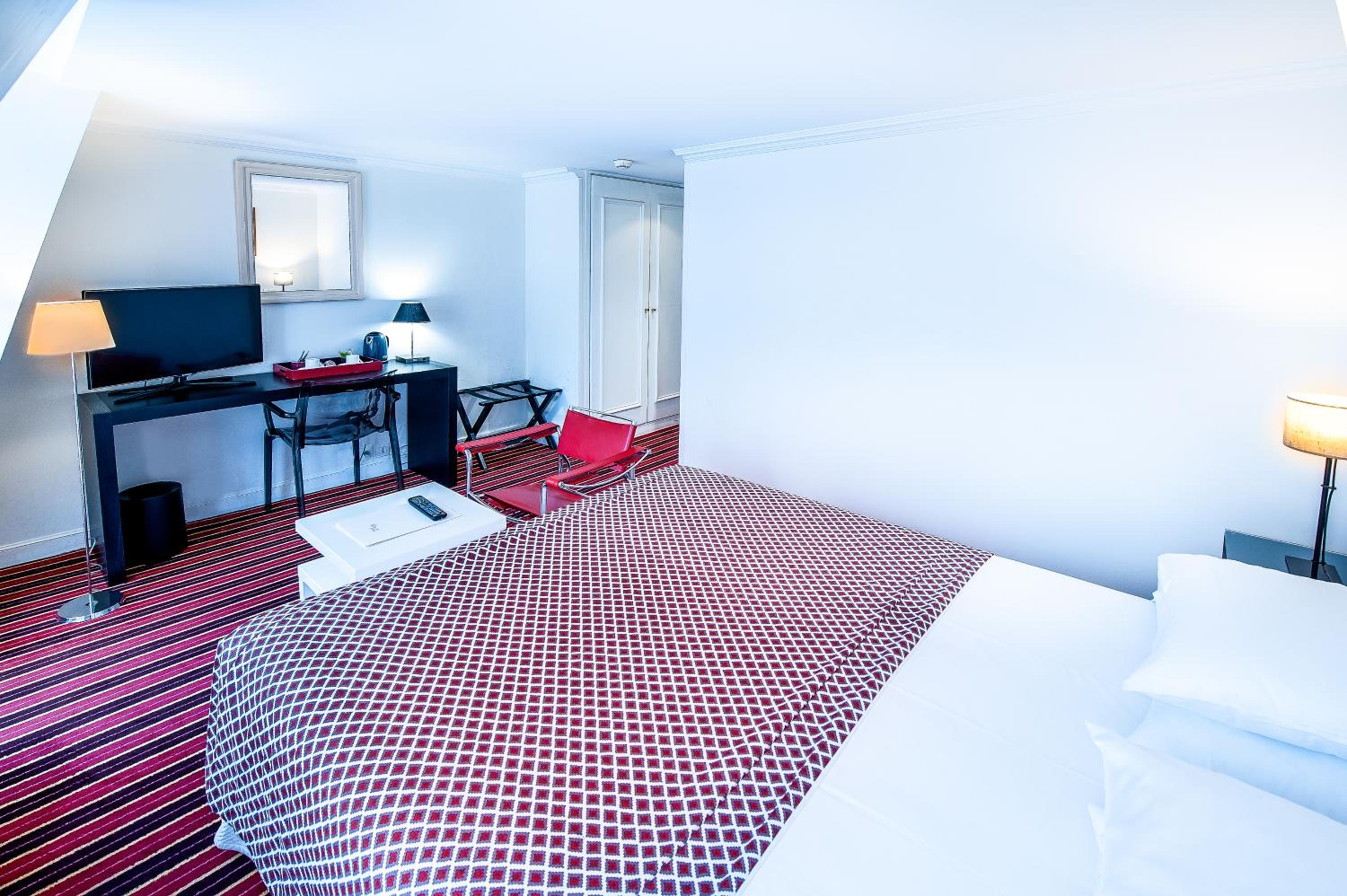 Deluxe Double Room with Balcony photo 3