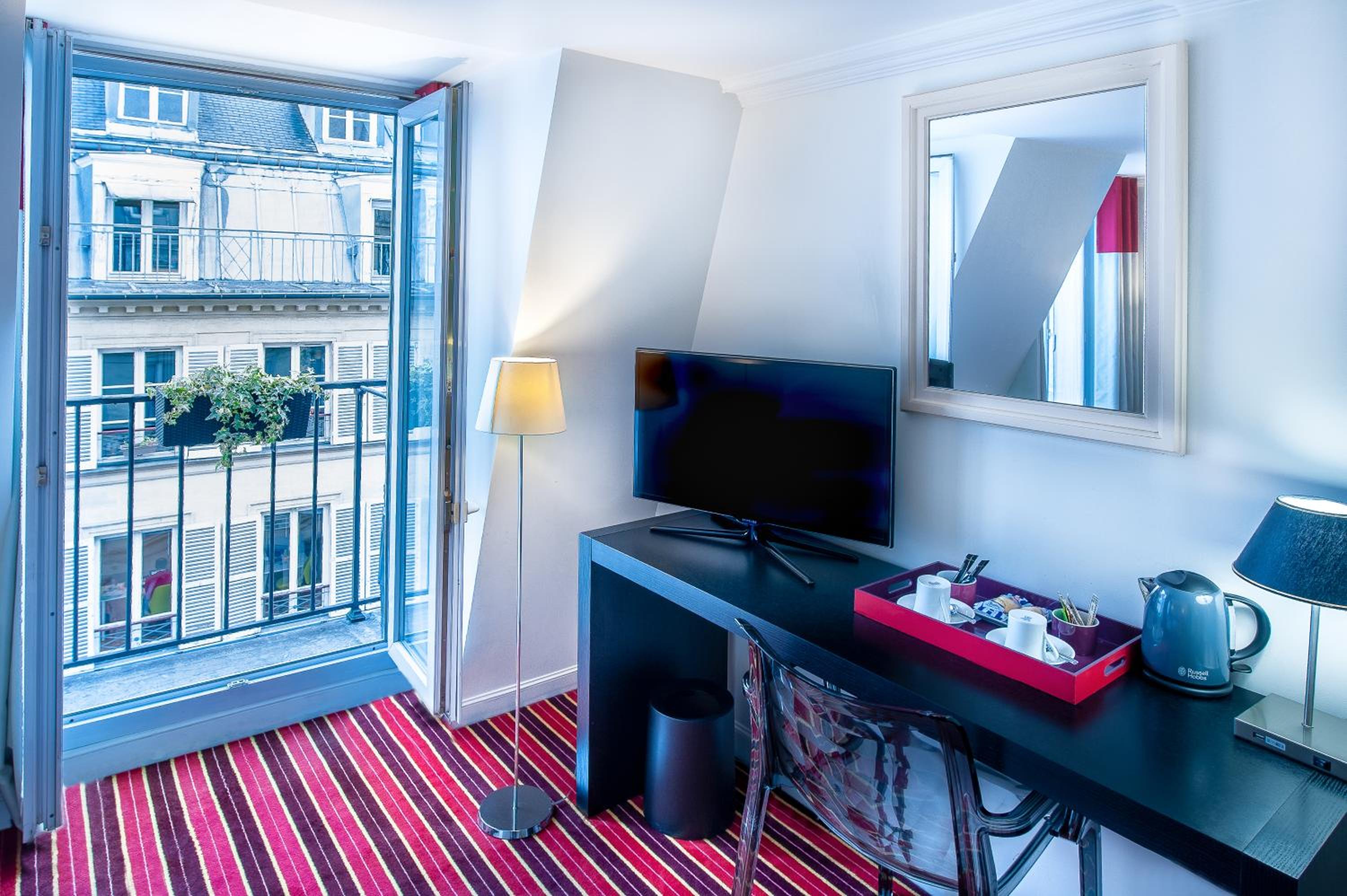 Deluxe Double Room with Balcony photo 3