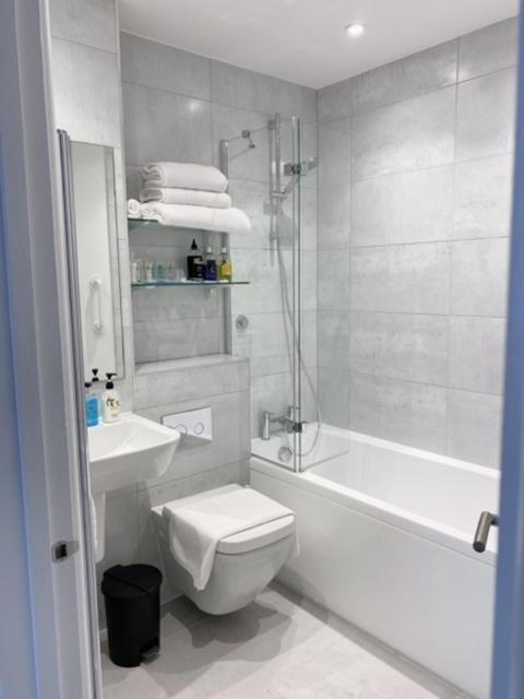 Deluxe Double Room with Bath - Photo 3