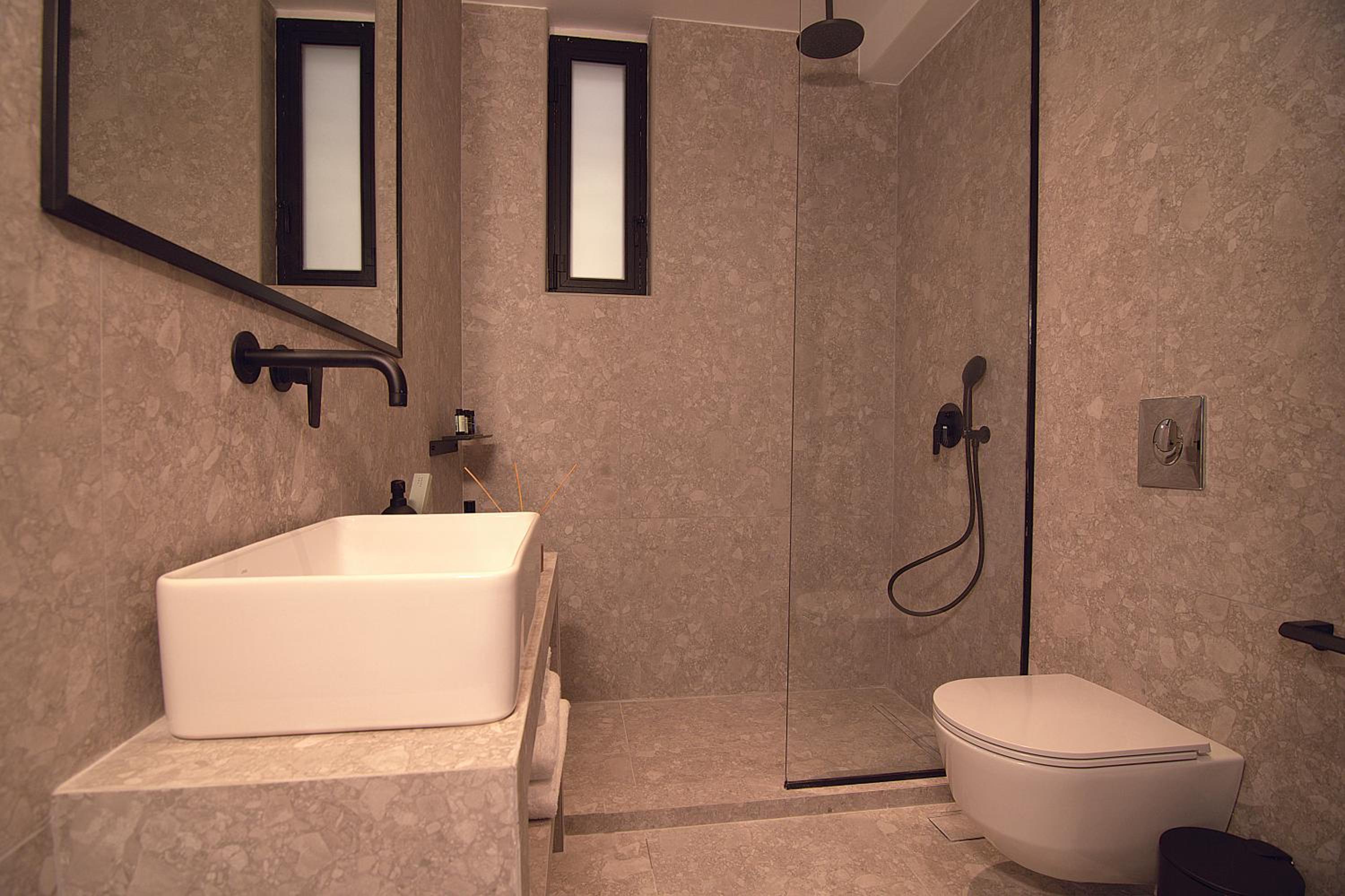 Deluxe King Suite photo 3