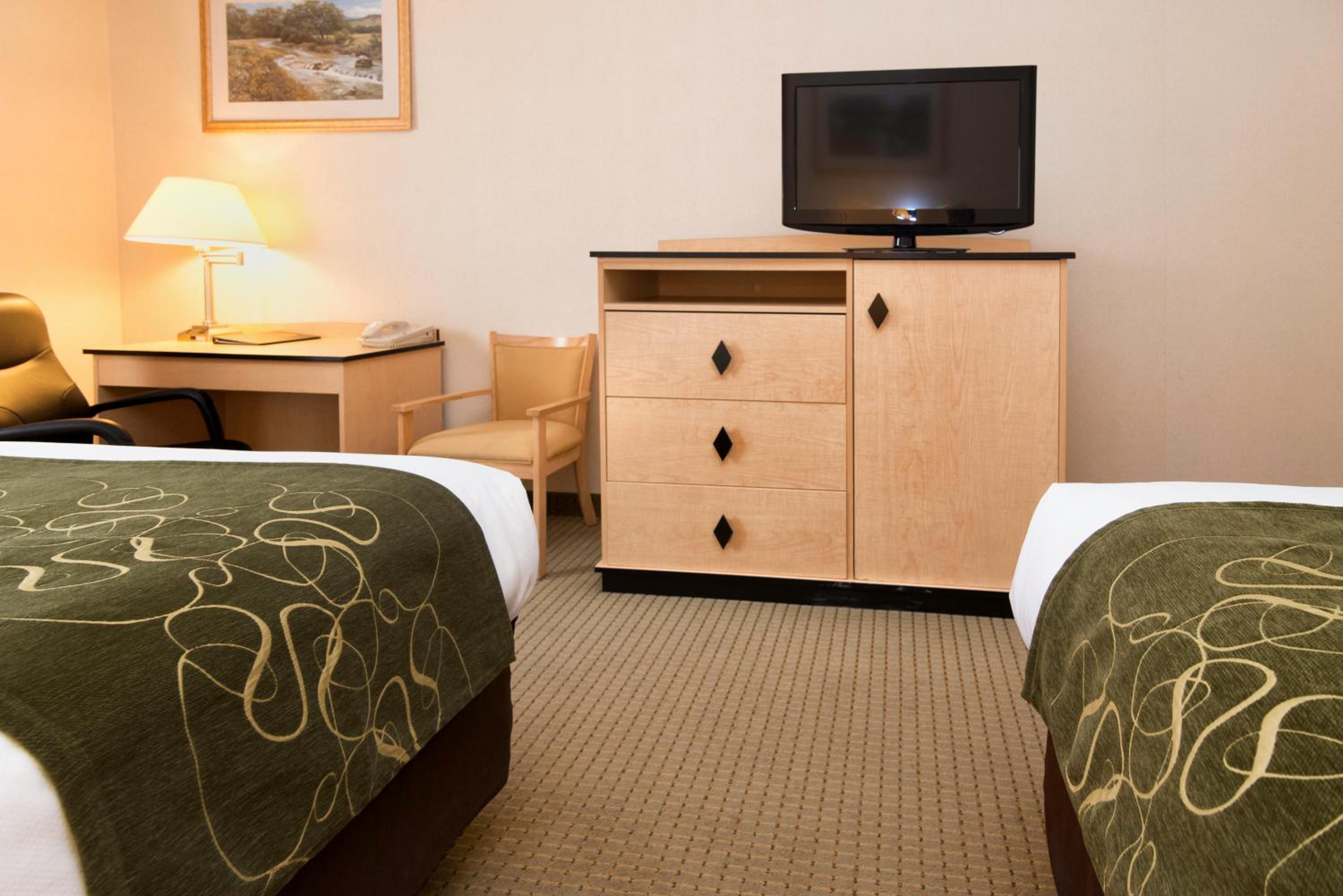 Queen Room with Two Queen Beds - Non-Smoking - Photo 4