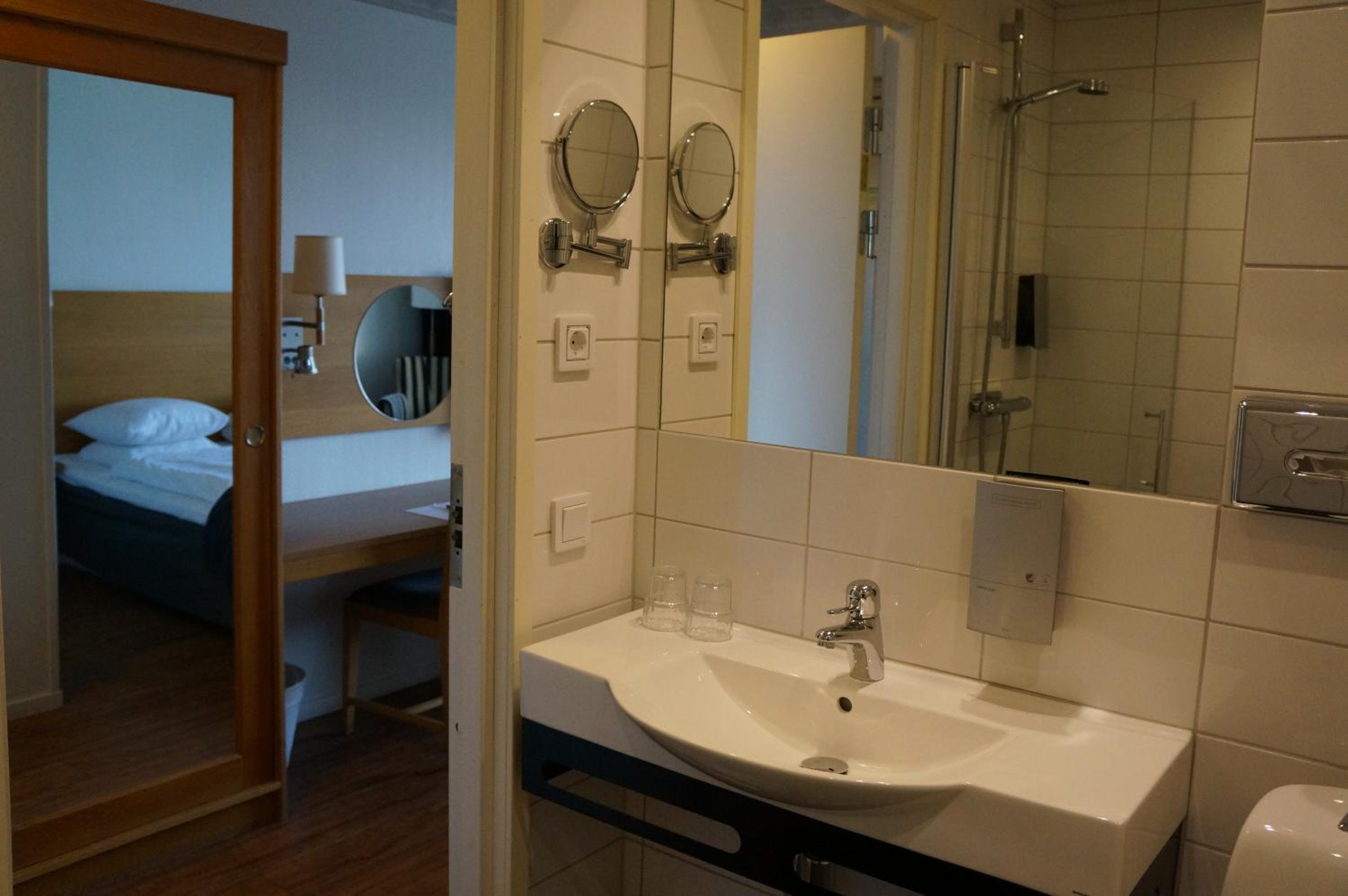 Standard Queen Room - Photo 13