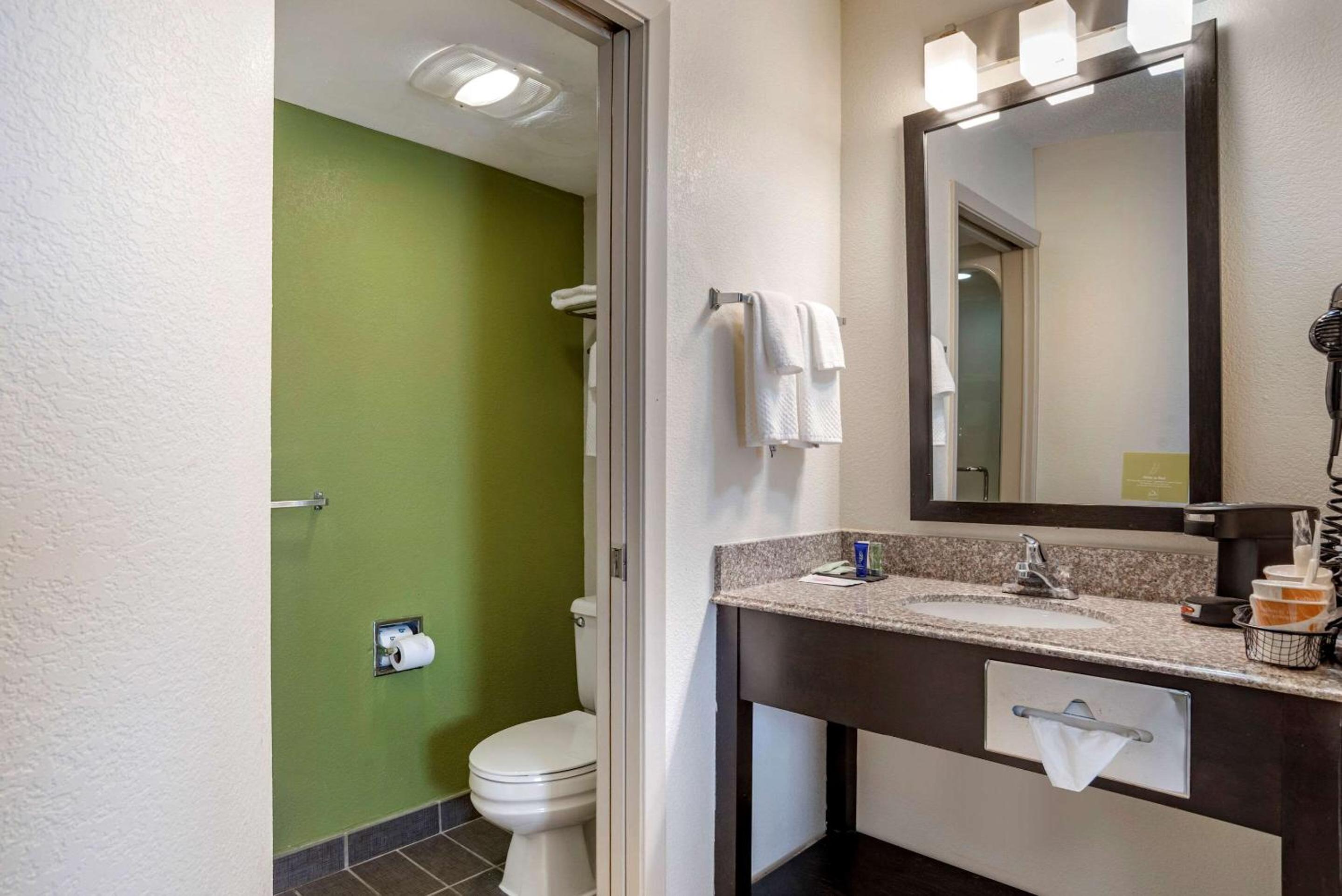 Queen Room - Accessible/Nonsmoking photo 2