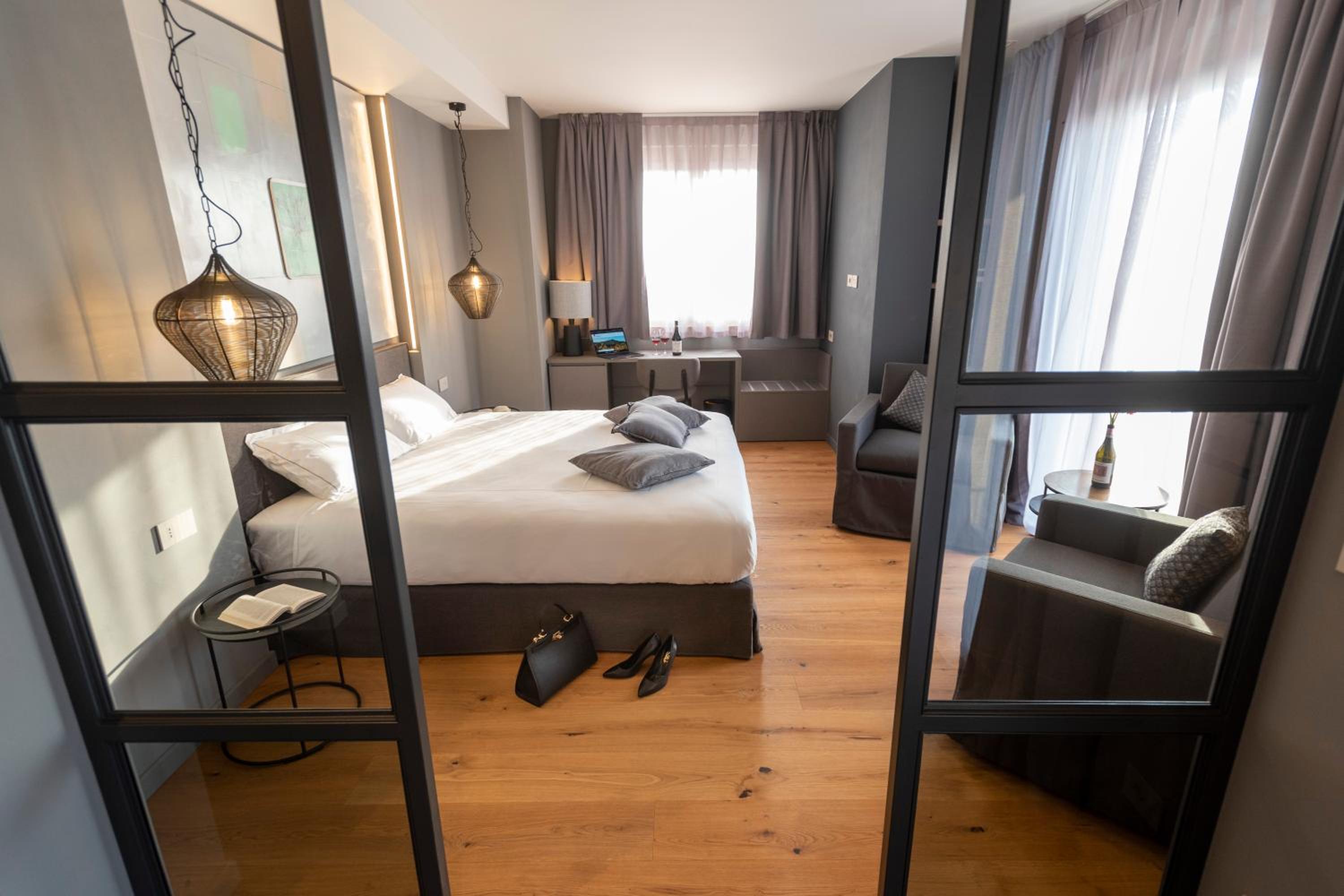 King Room with Pool View - Photo 4