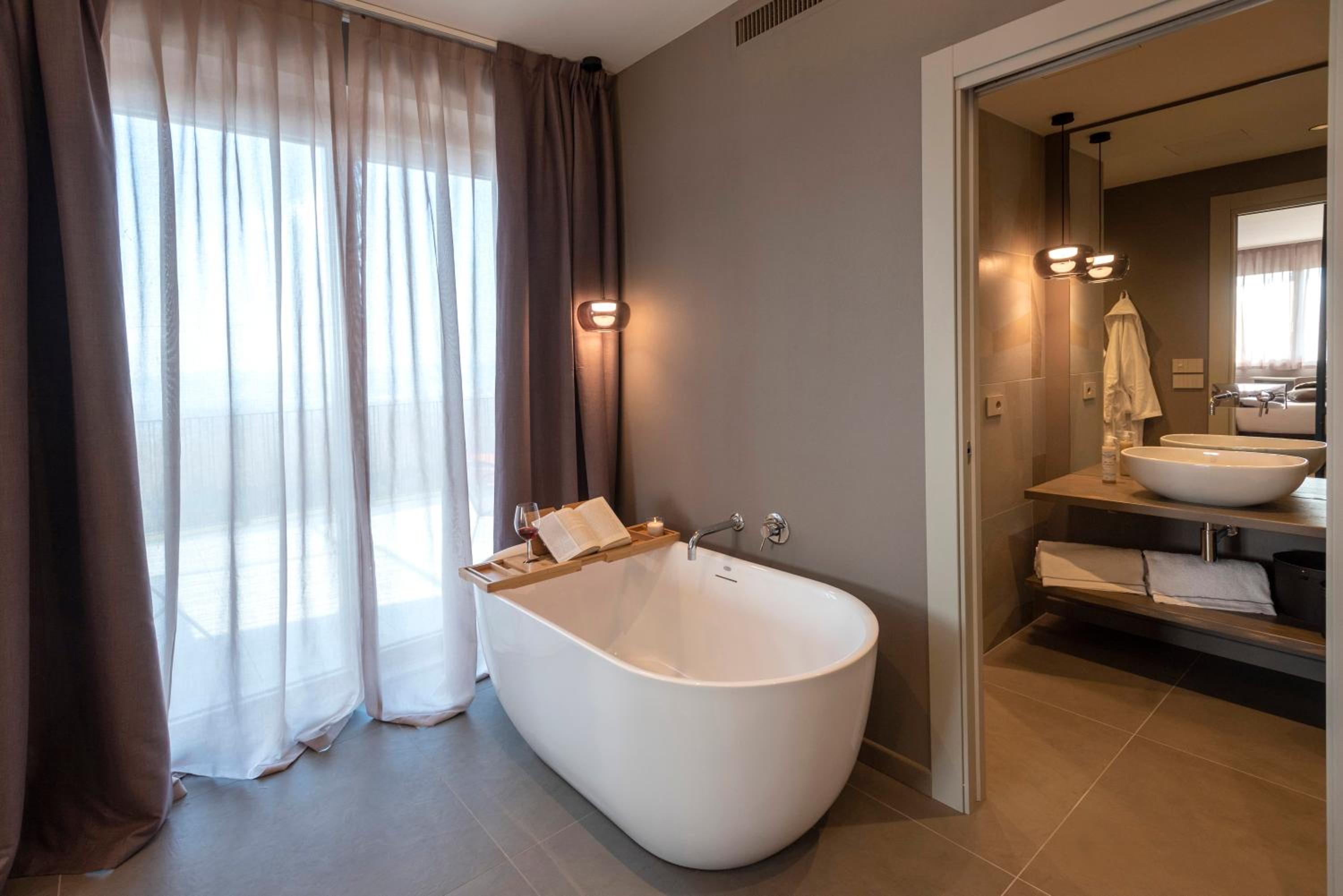 King Room with Pool View - Photo 15