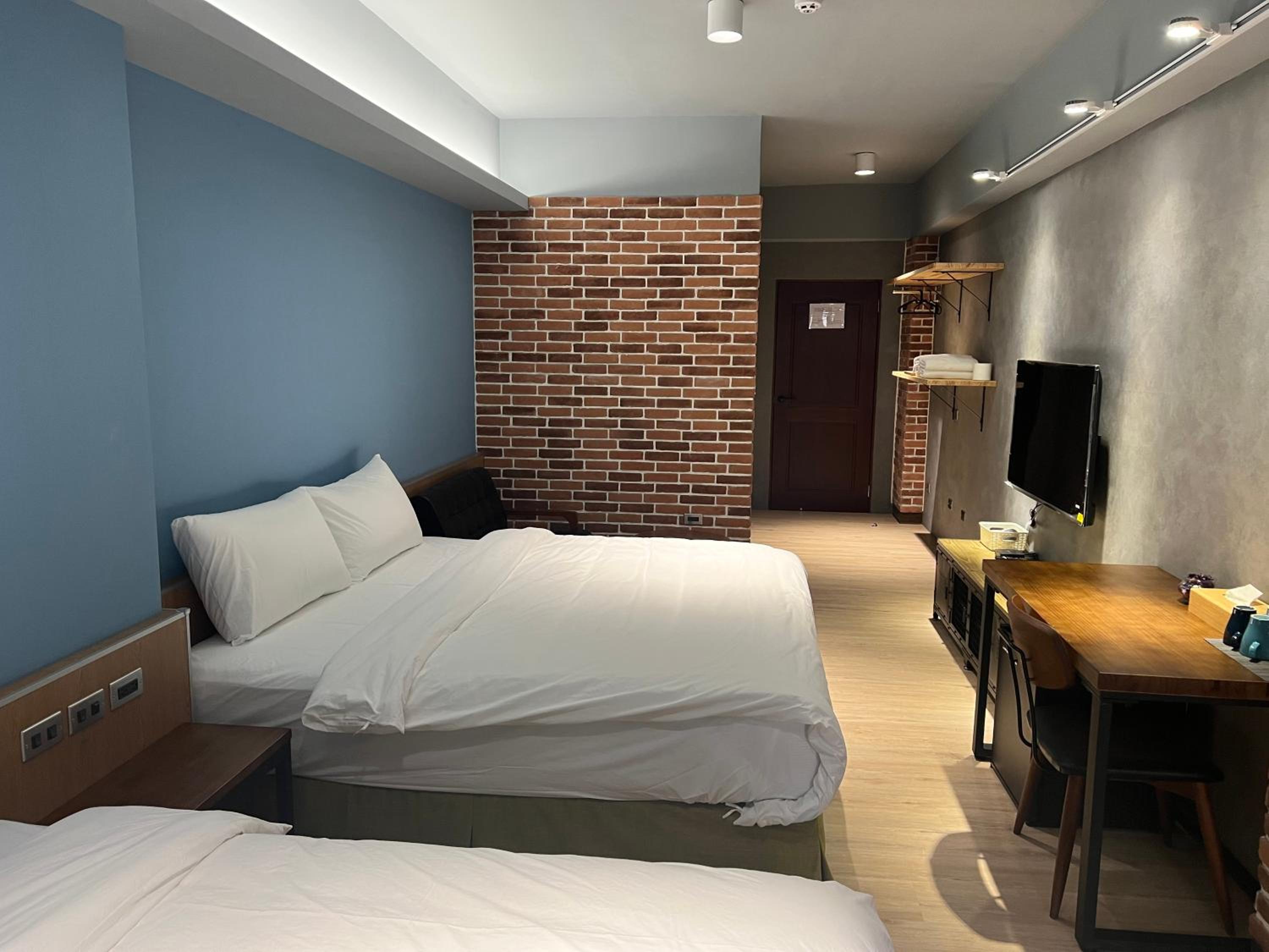 Quadruple Room with Balcony - Photo 2