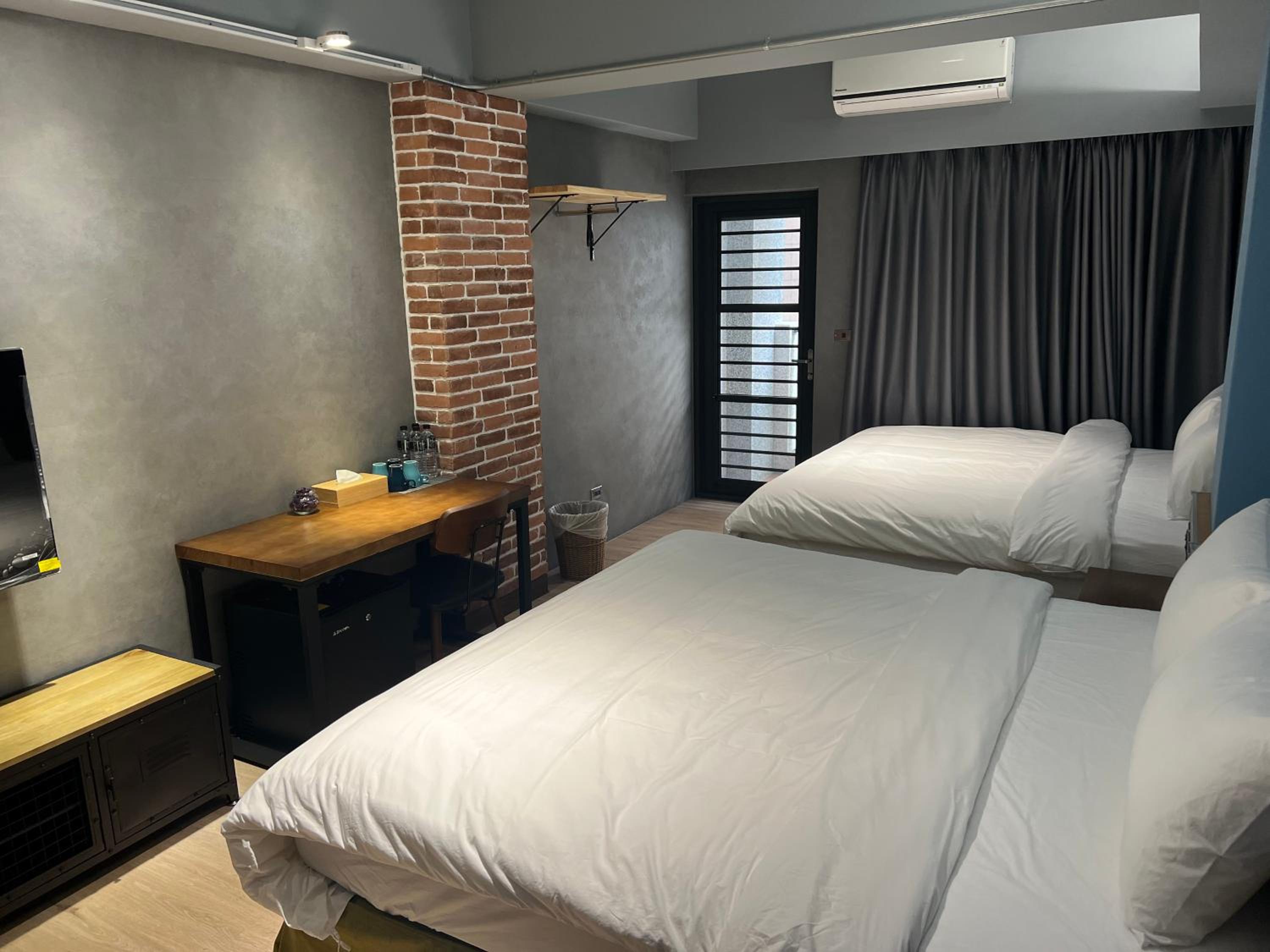 Quadruple Room with Balcony - Photo 4