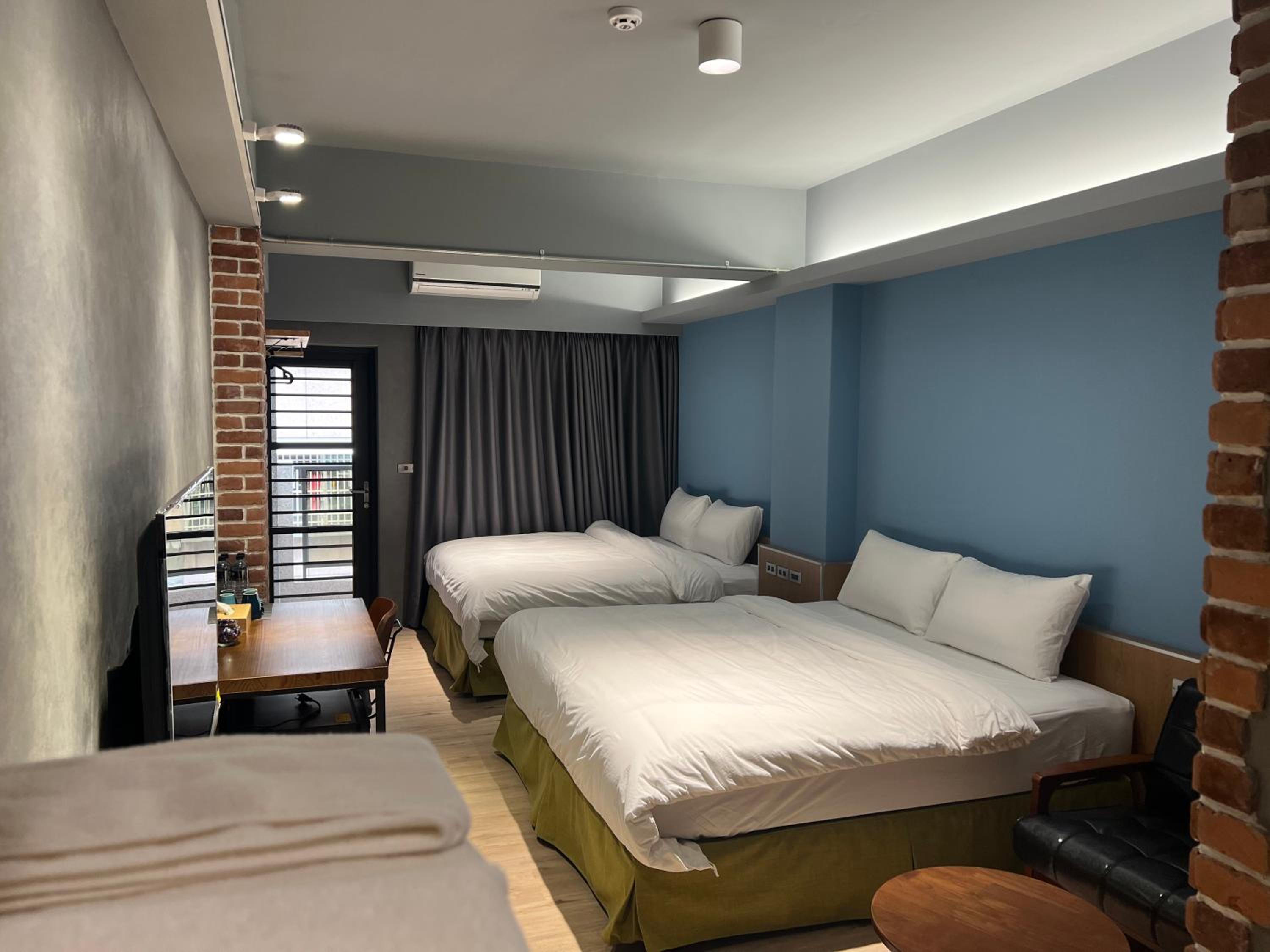 Quadruple Room with Balcony - Photo 3