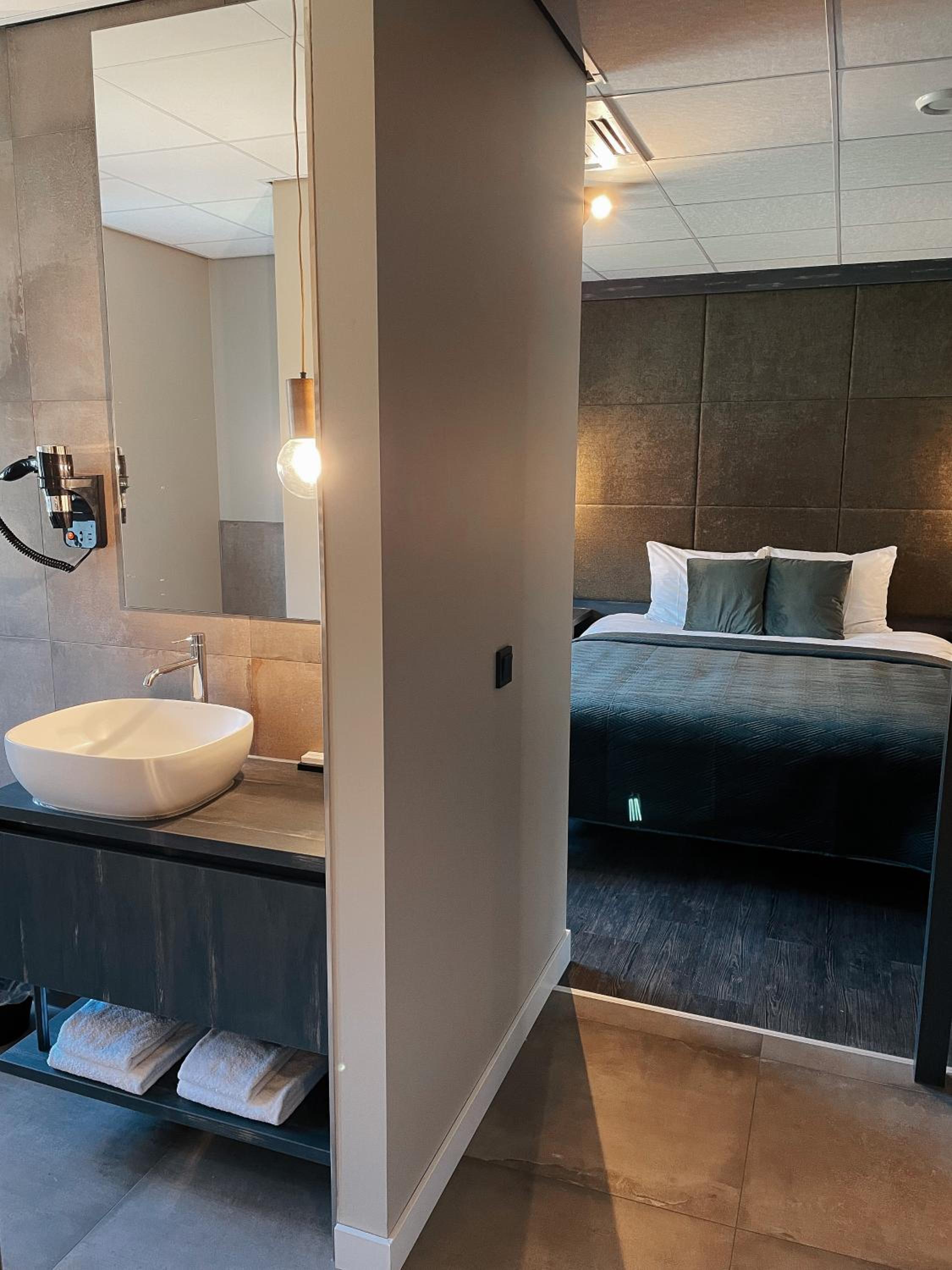Deluxe Suite with Spa Bath