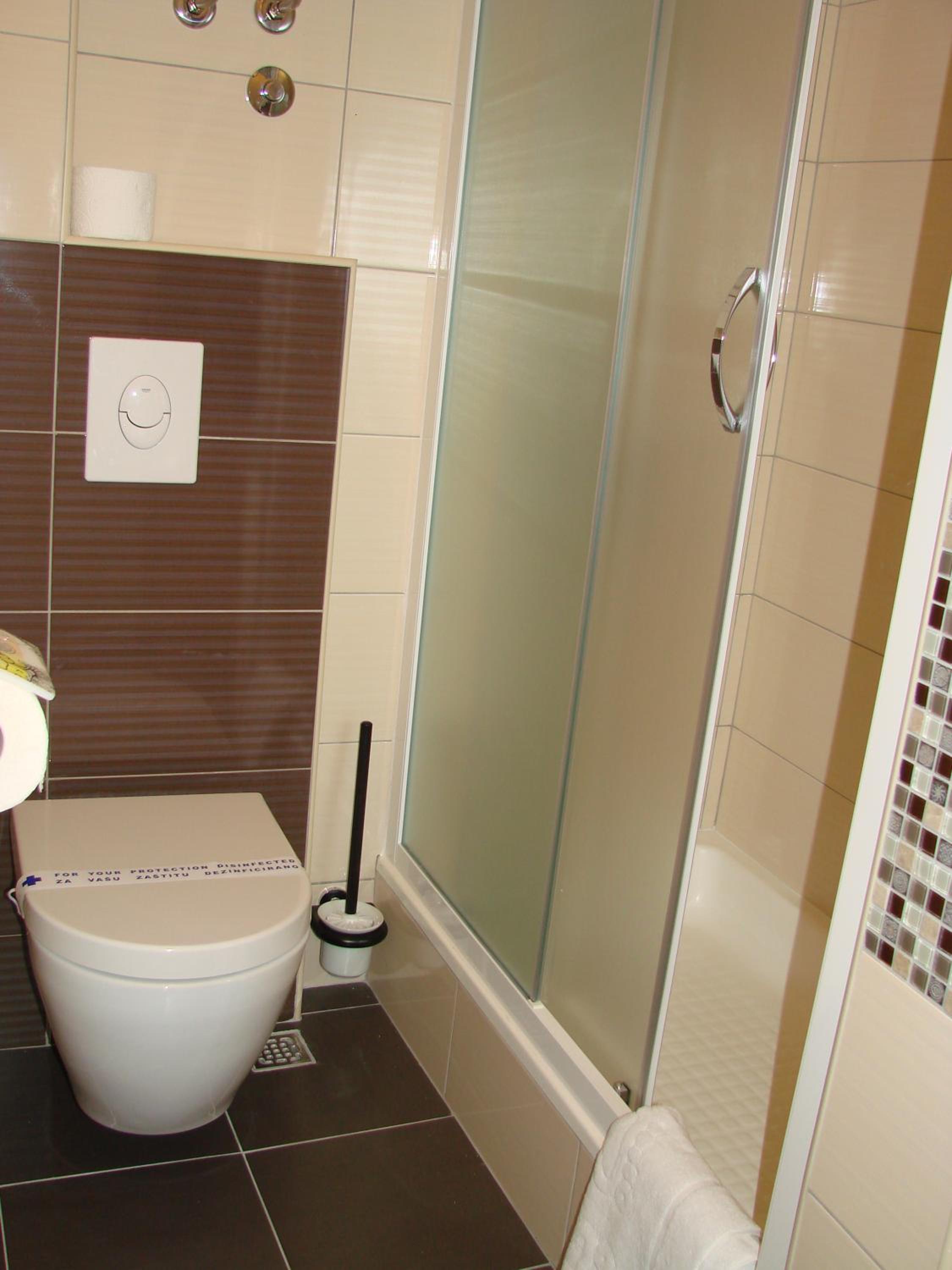 Double Room with Private Bathroom - Photo 14