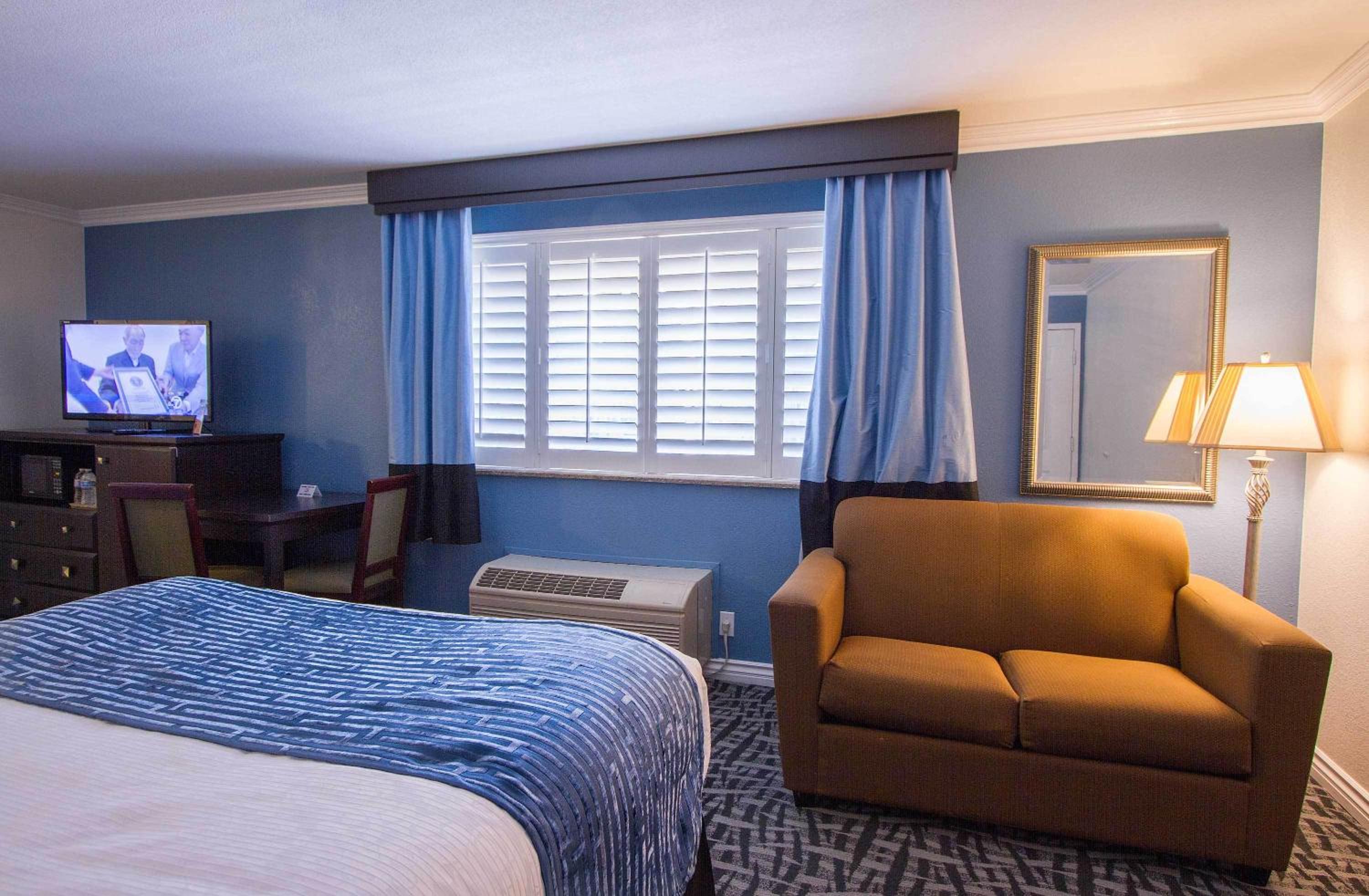 Queen Room with Two Queen Beds and Sofa Bed photo 2