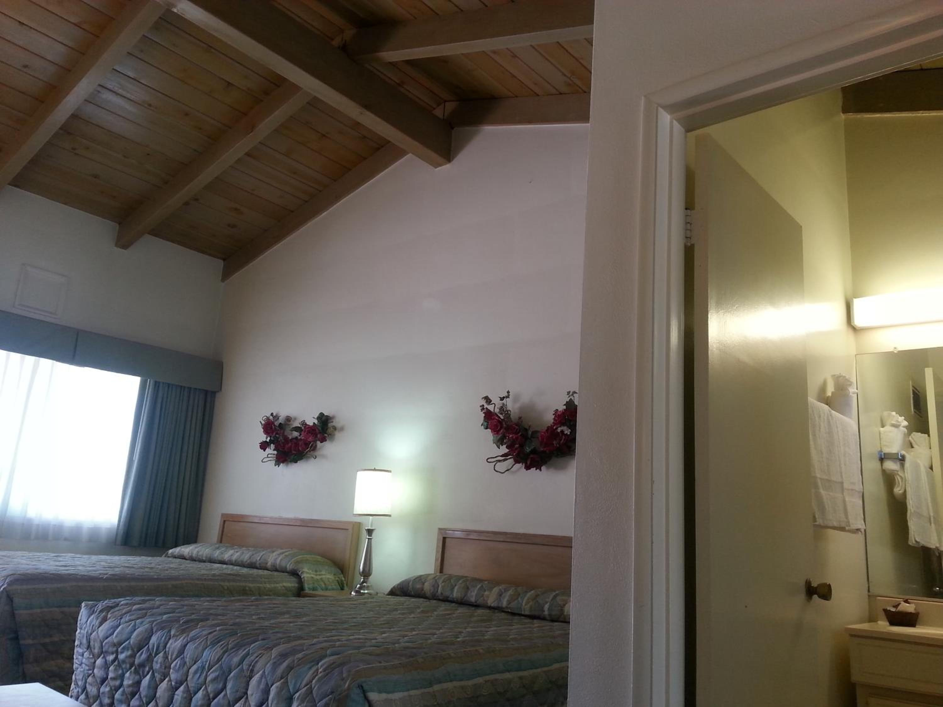 Queen Room with Two Queen Beds photo 2