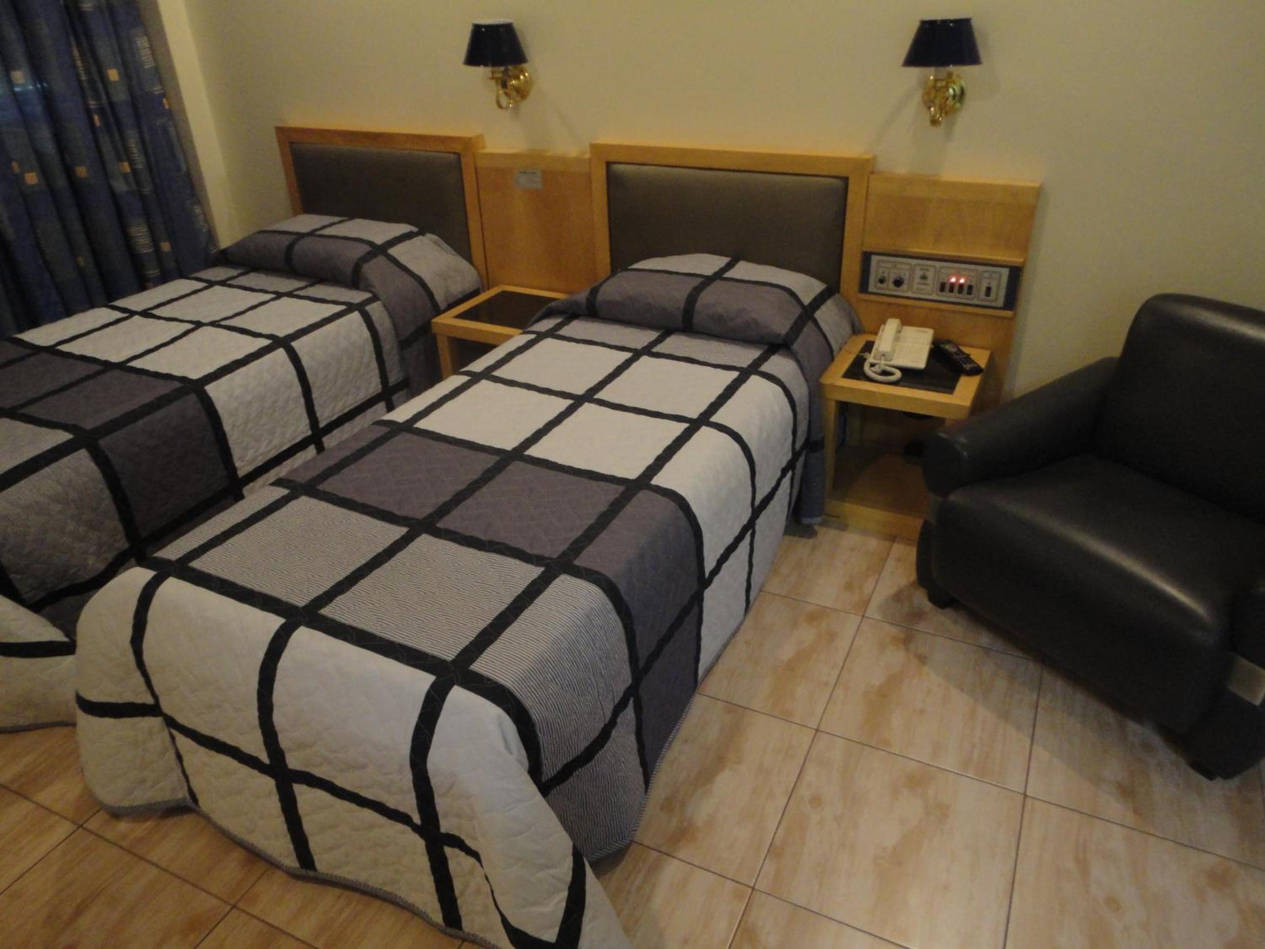 Standard Twin Room - Photo 3