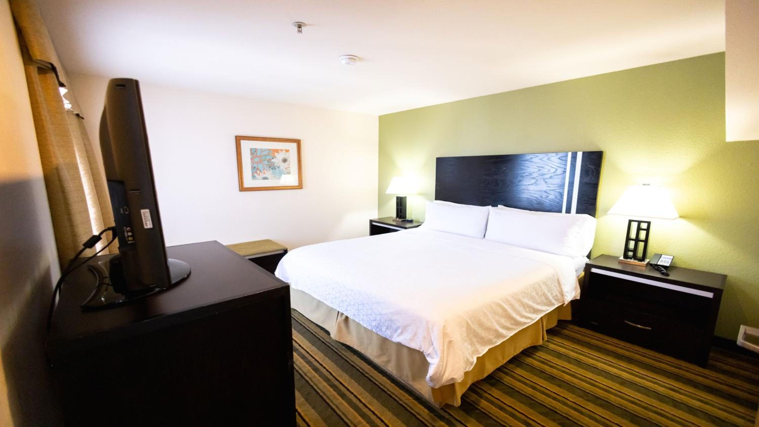 King Suite with Spa Bath - Photo 16