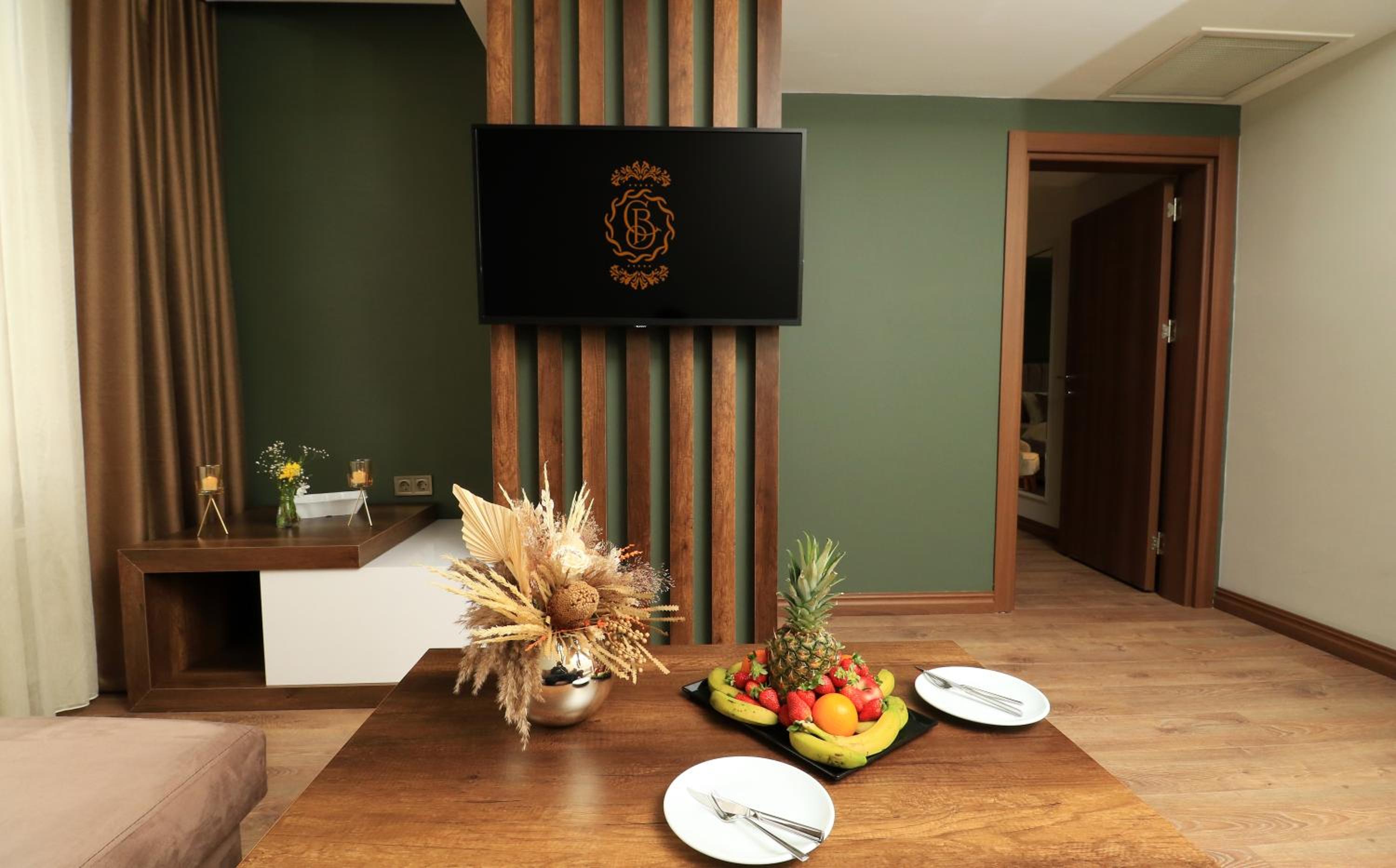 Deluxe King Suite - Photo 3