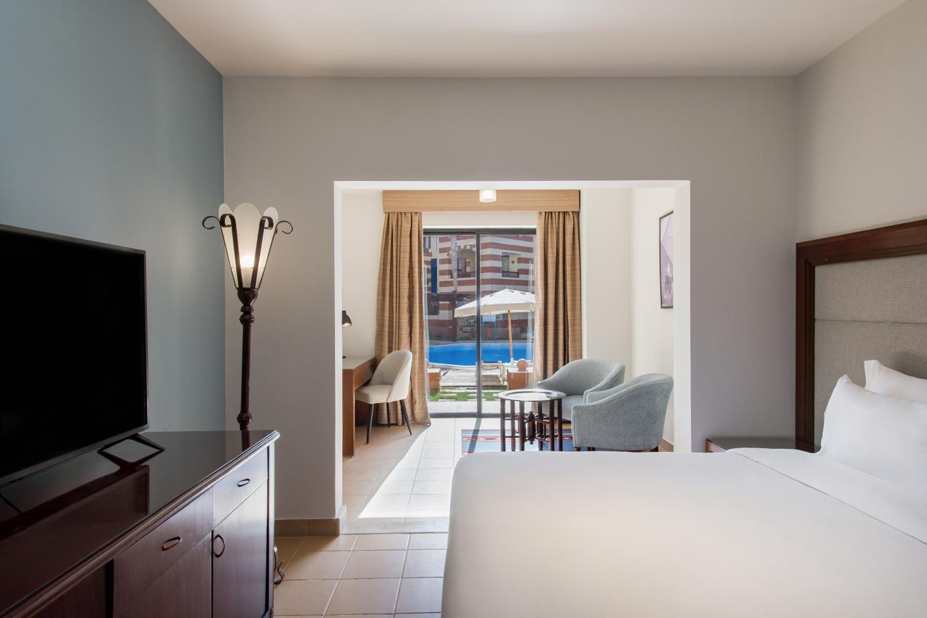 Superior Room - Pool View - Photo 6
