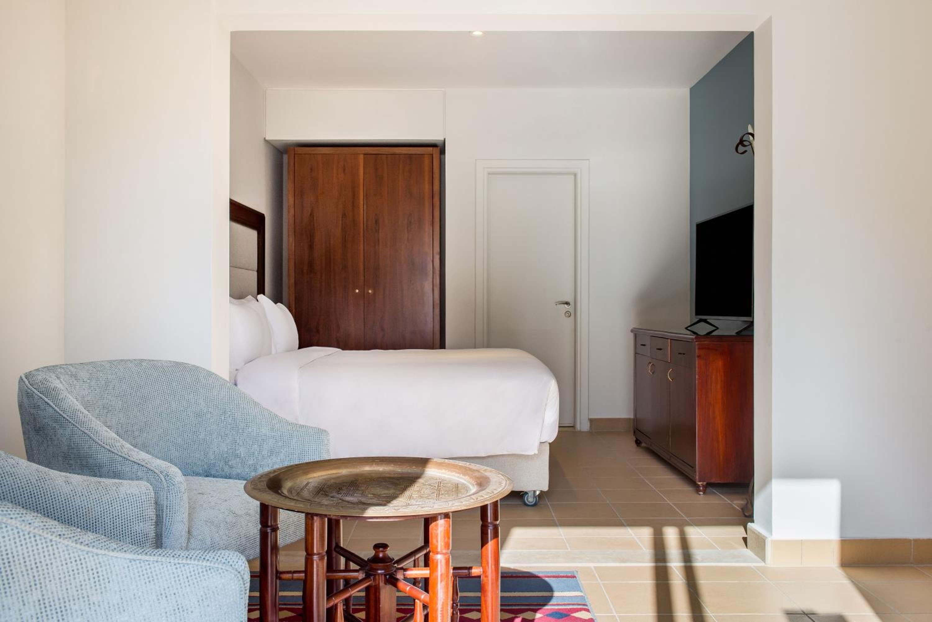 Superior Room - Pool View - Photo 10