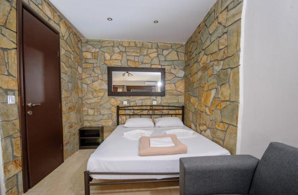 Deluxe Double or Twin Room with Pool Access - Photo 1