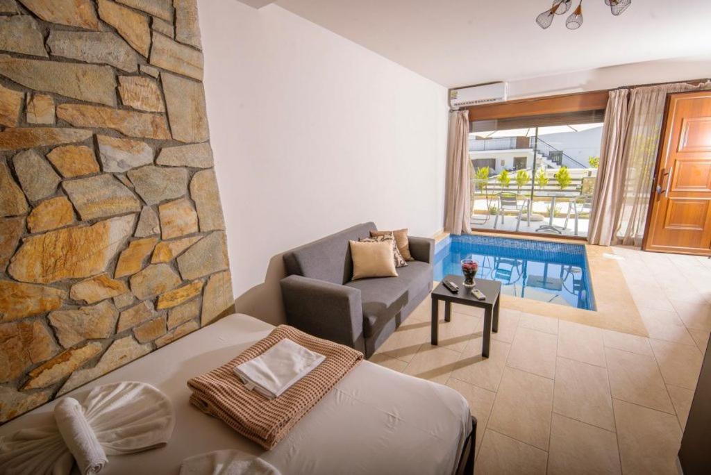 Deluxe Double or Twin Room with Pool Access - Photo 4