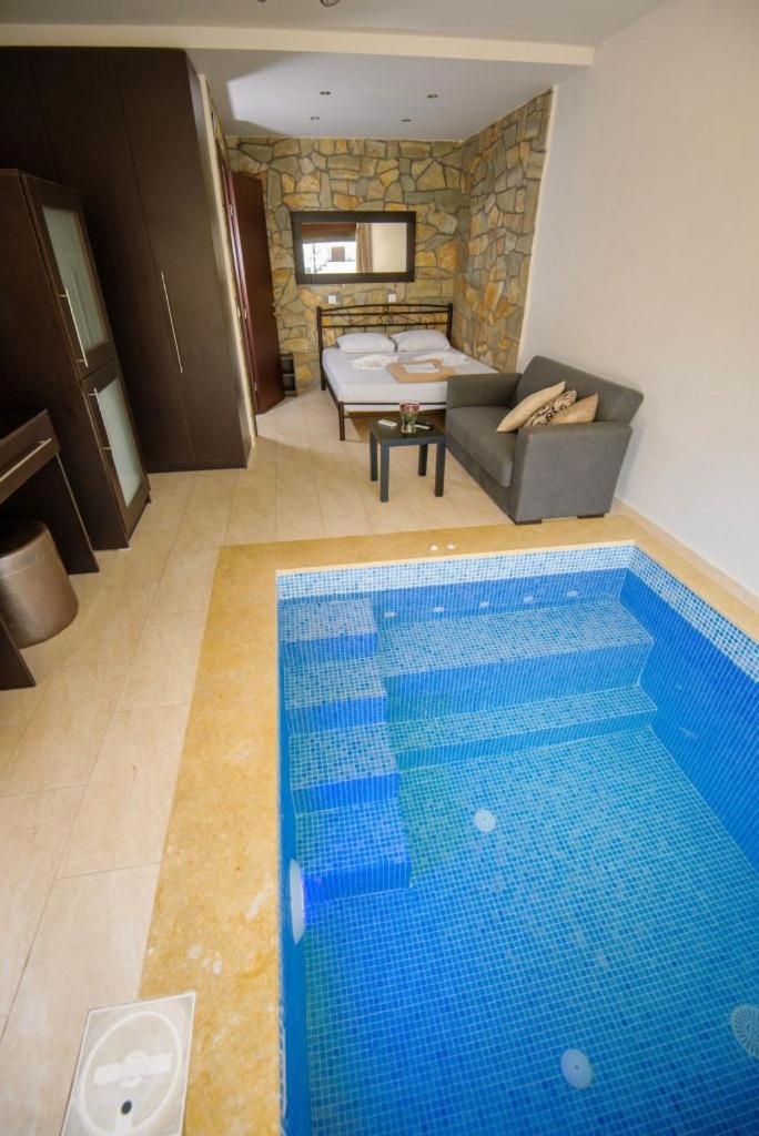 Deluxe Double or Twin Room with Pool Access - Photo 2