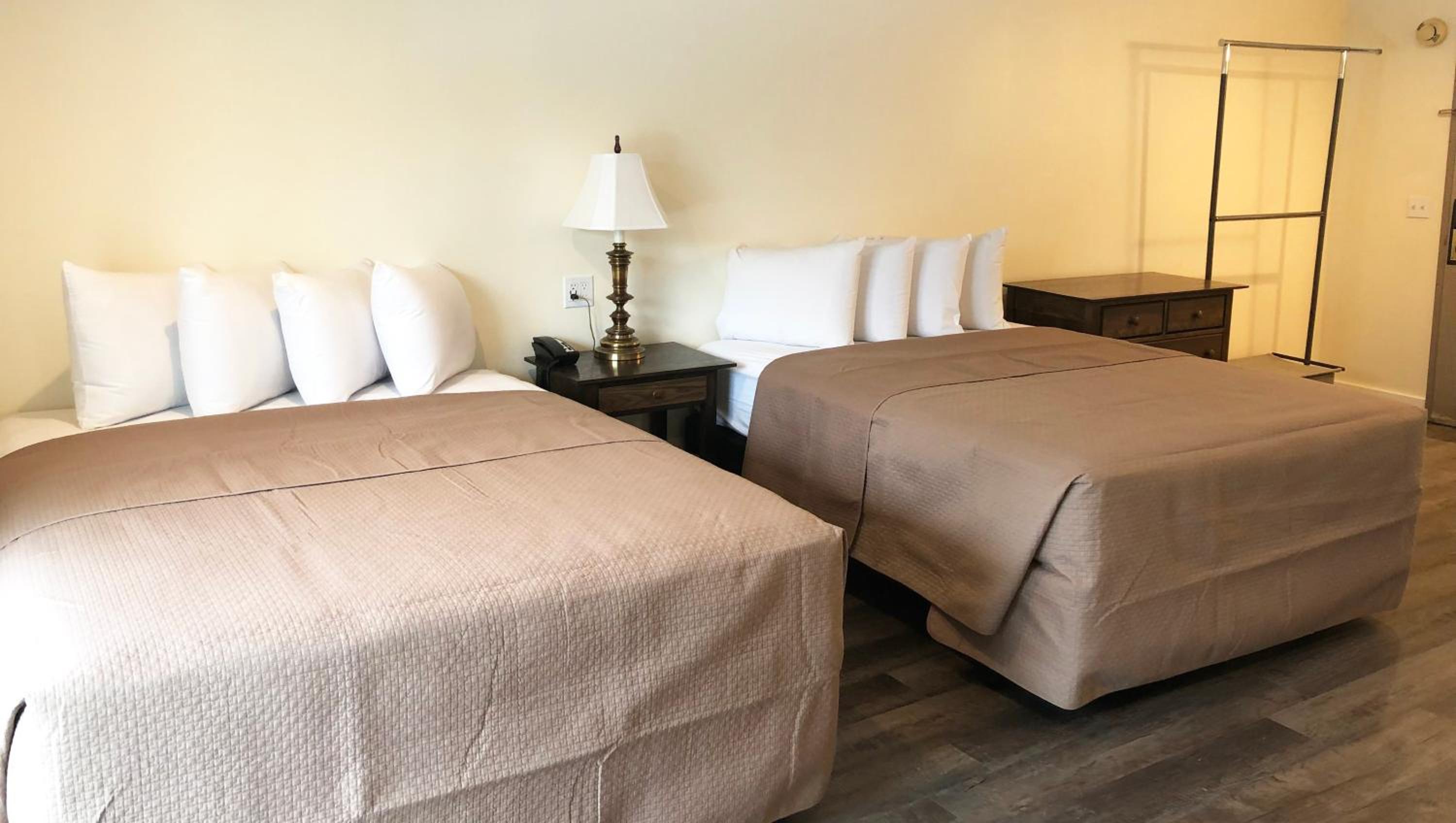 Deluxe Queen Room with Two Queen Beds - Photo 8