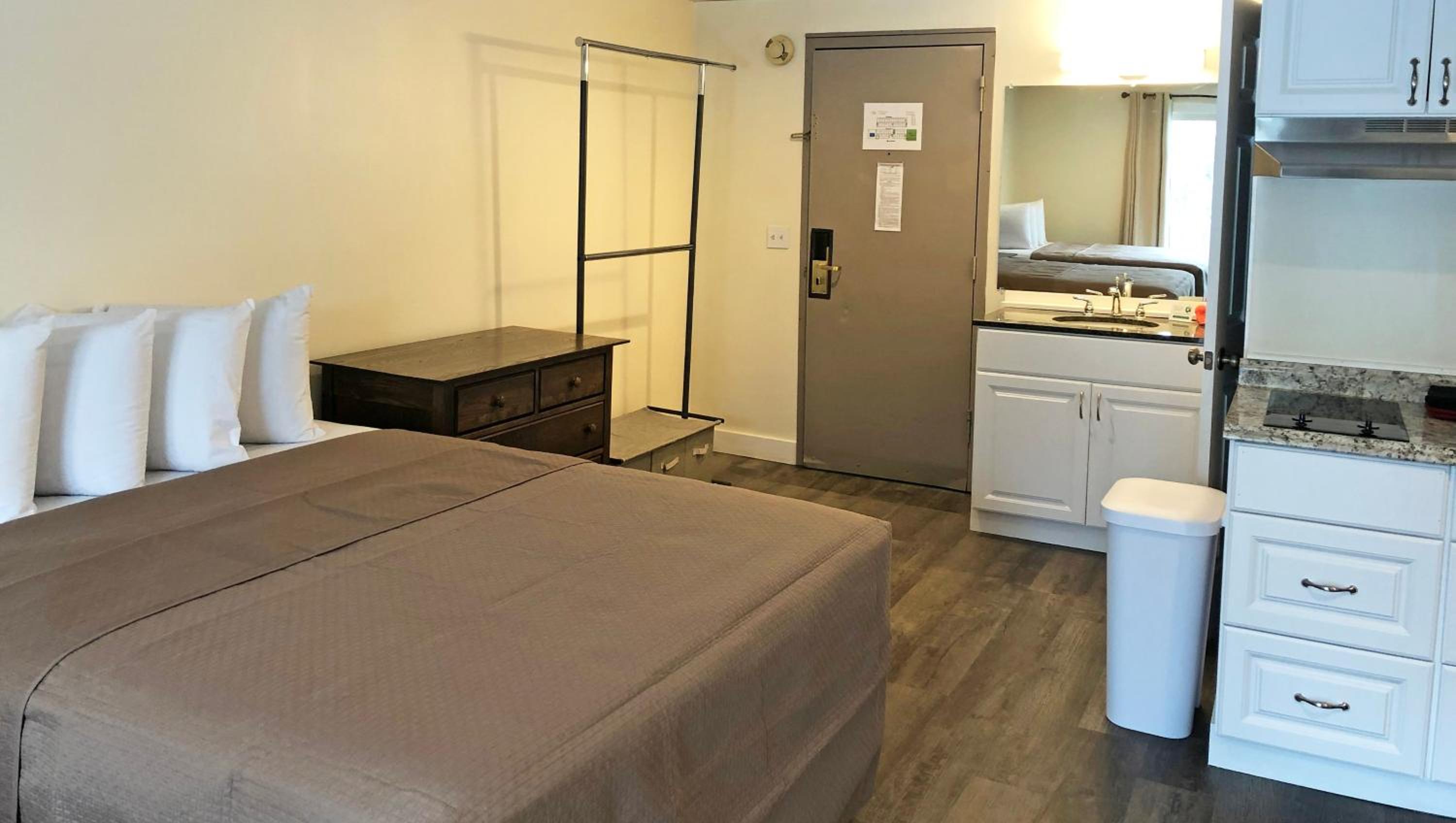 Deluxe Queen Room with Two Queen Beds - Photo 2